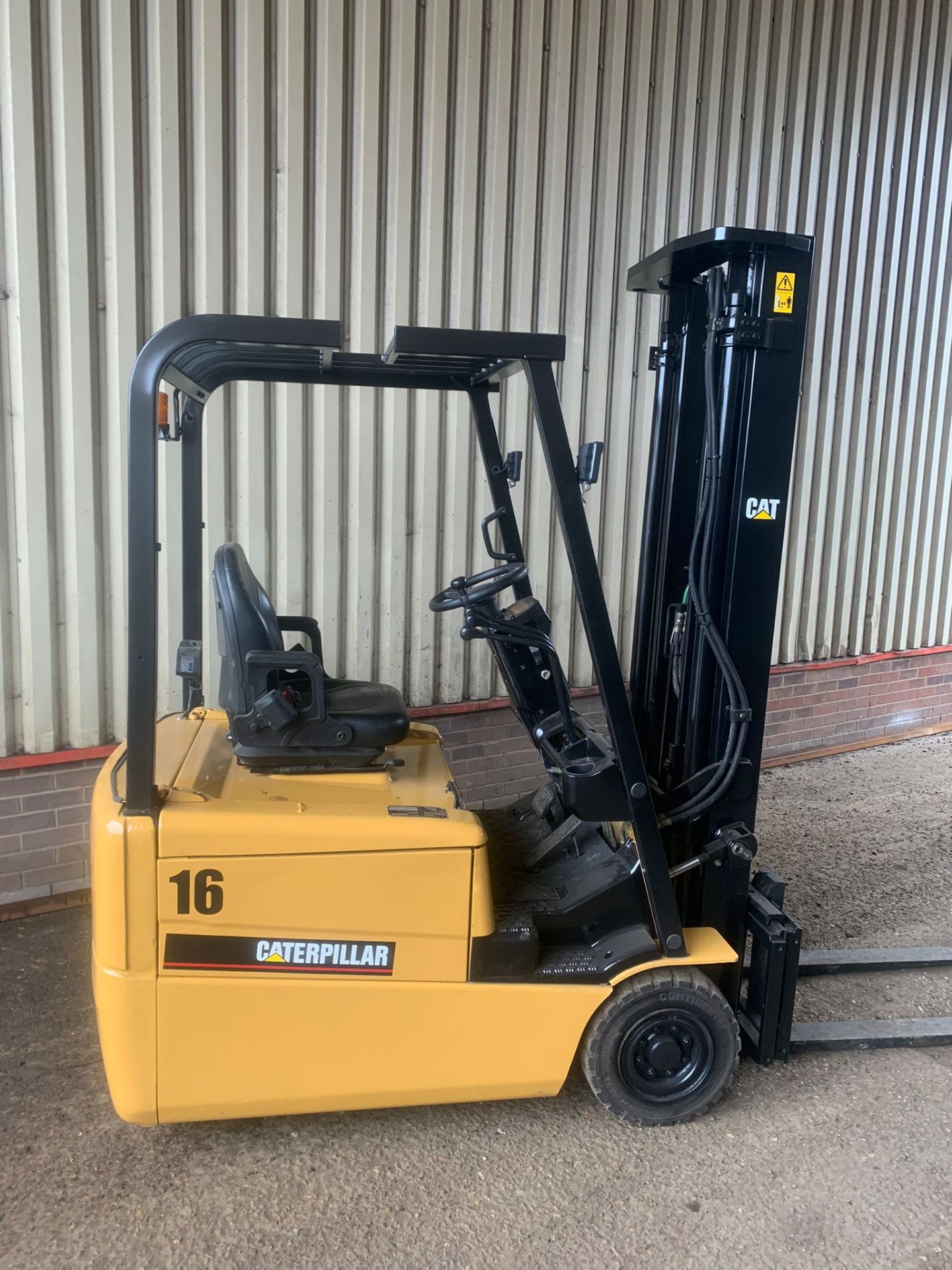 CATERPILLAR ELECTRIC FORKLIFT