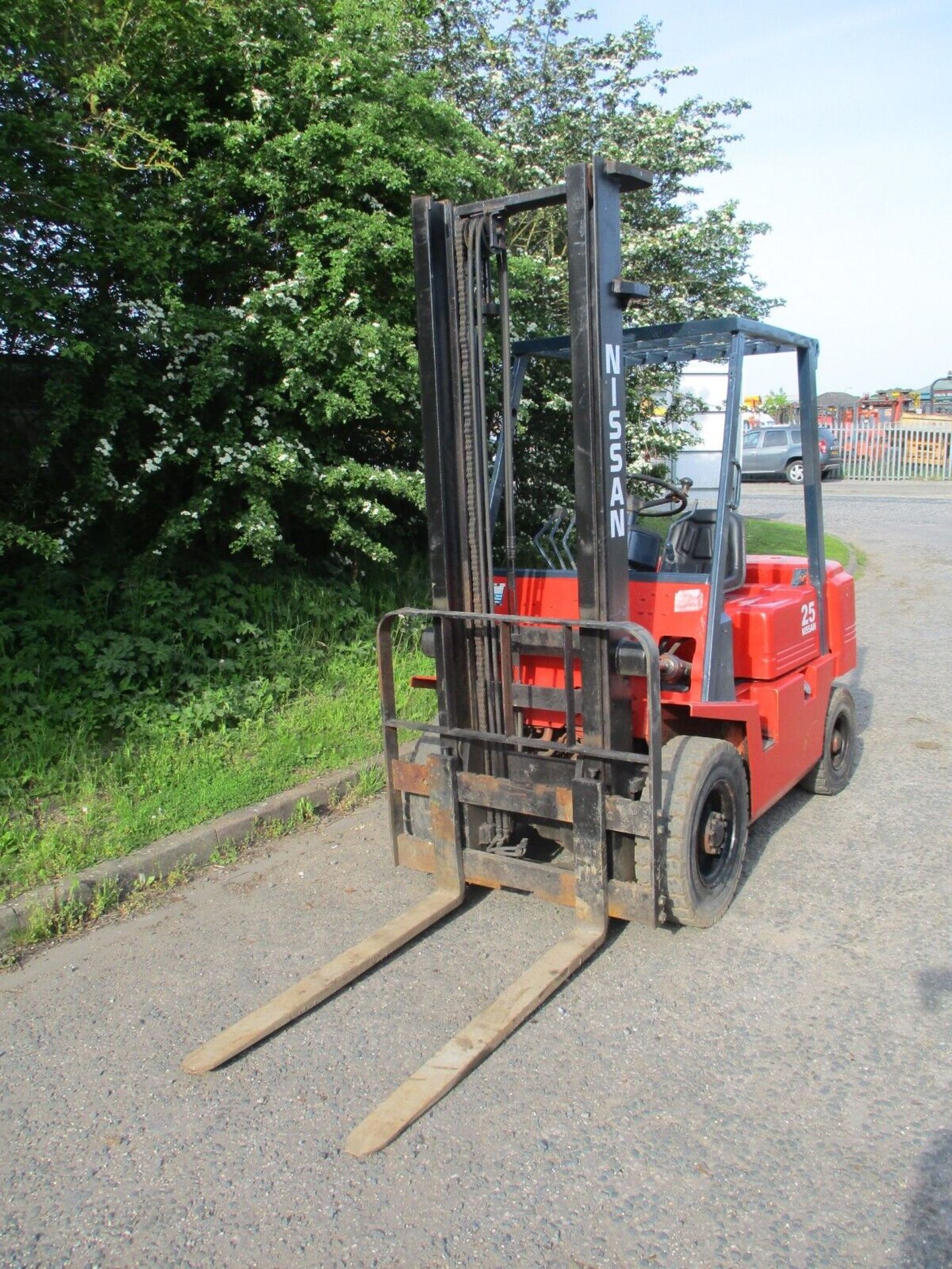 NISSAN FD25 FORK LIFT FORKLIFT TRUCK STACKER 2.5 TON SIDESHIFT DELIVERY DIESEL - Image 4 of 11