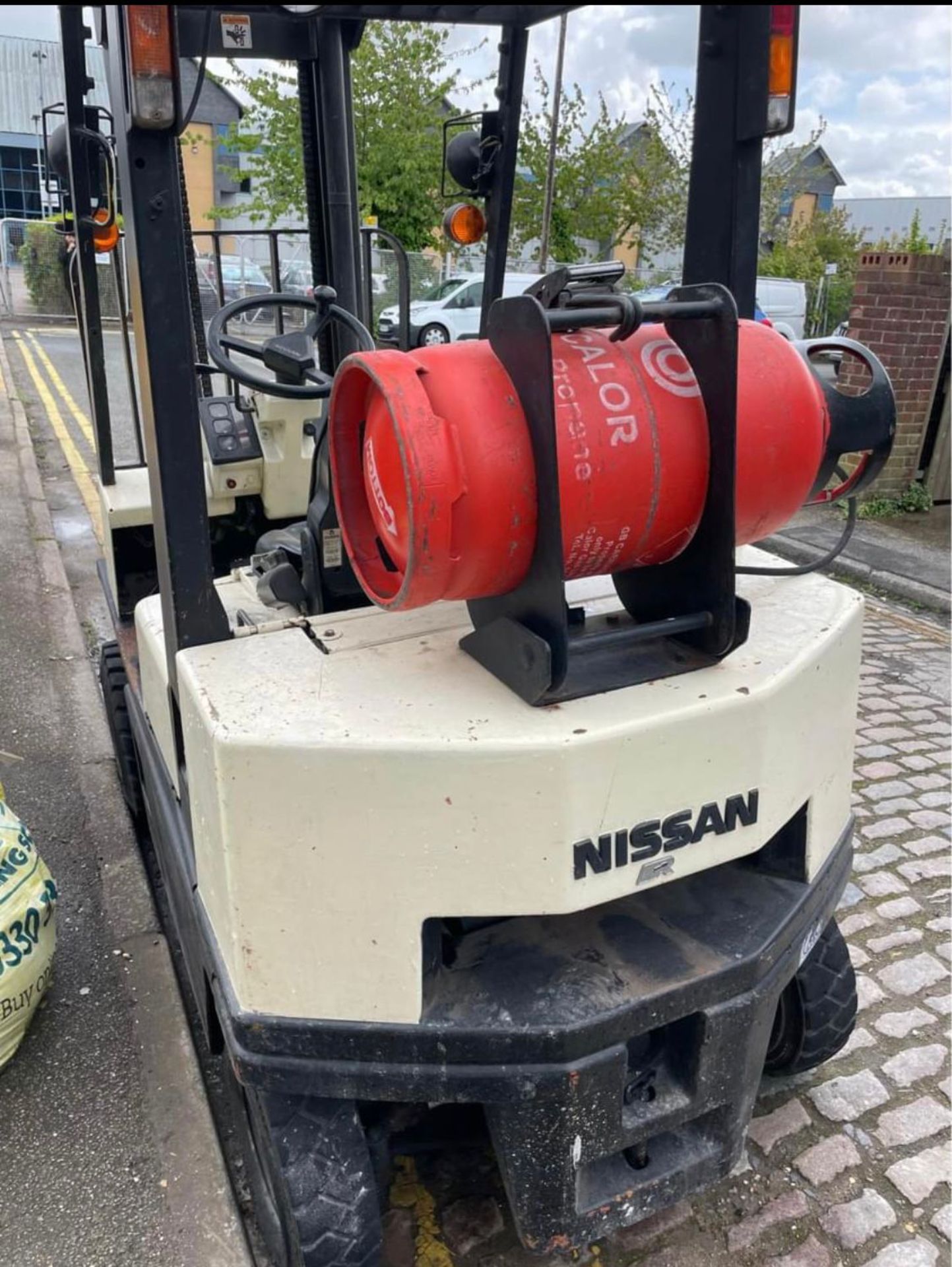 1990 NISSAN 2.5TON GAS FORKLIFT - 5430 HOURS - Image 7 of 10