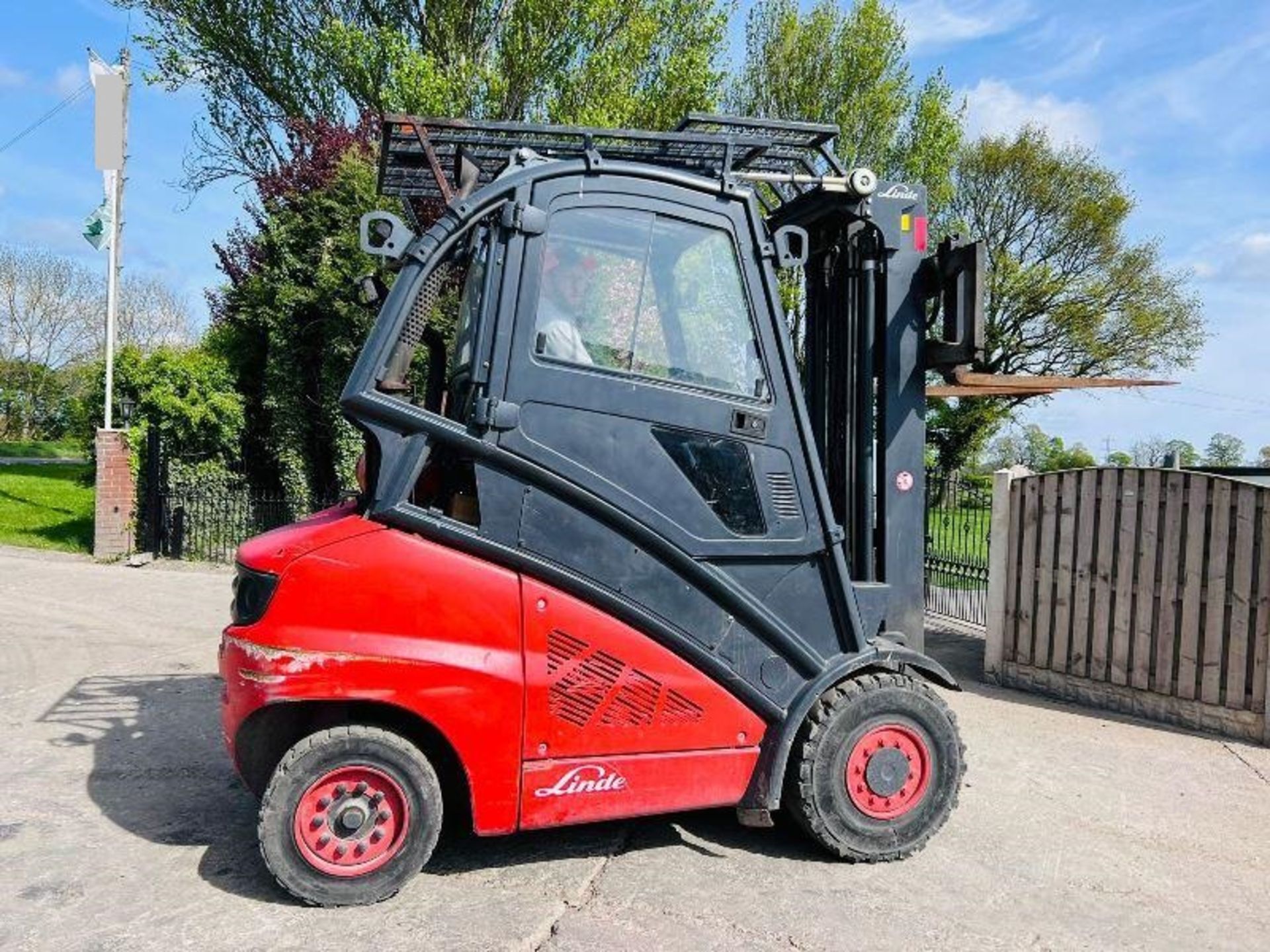 LINDE H50T HIGH CABIN FORKLIFT * YEAR 2010 * C/W PALLET TINES - Image 2 of 19