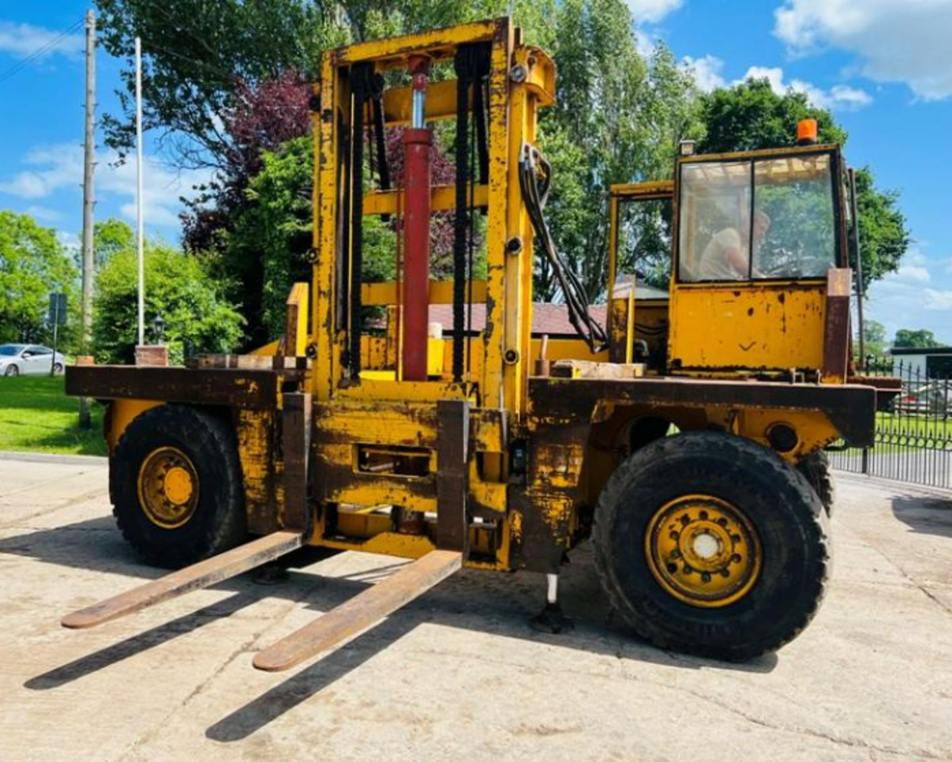 SSP SIDE LOAD DIESEL FORKLIFT C/W 2 X HYDRAULIC SUPPORT LEGS - Image 12 of 17