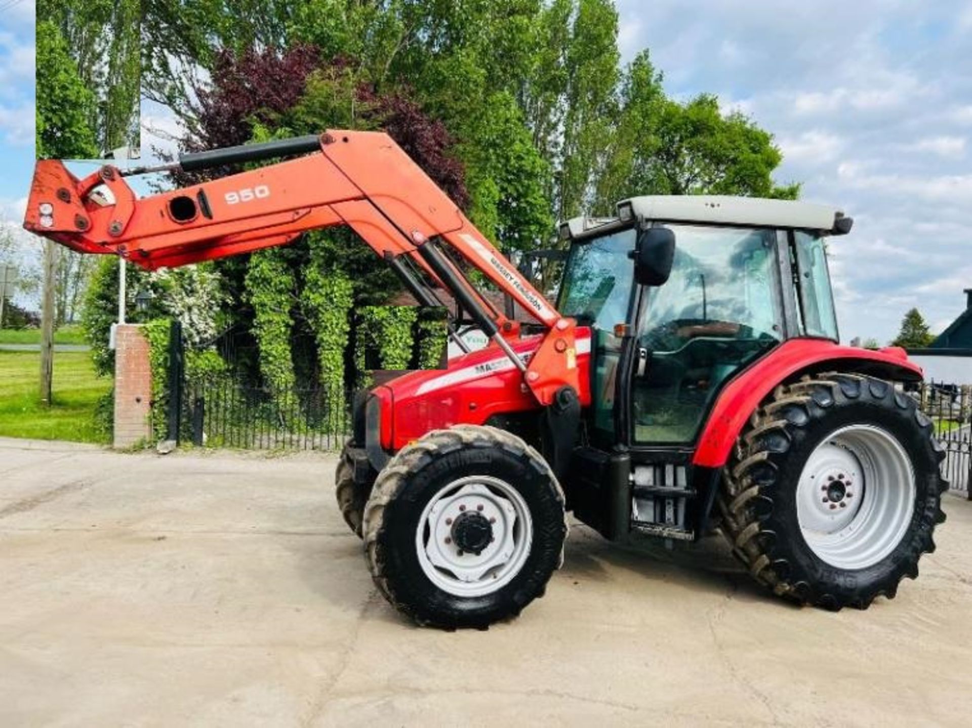 MASSEY FERGUSON 5455 4WD TRACTOR C/W MASSEY FERGUSON 950 FRONT LOADER