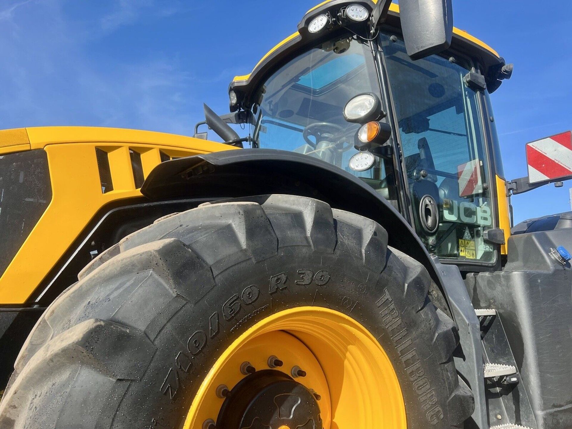 2020 JCB FASTRAC 4220 STAGE V - 1960 HOURS / FIELD PRO PACK / ROAD PERFORMANCE PACK - Image 2 of 12