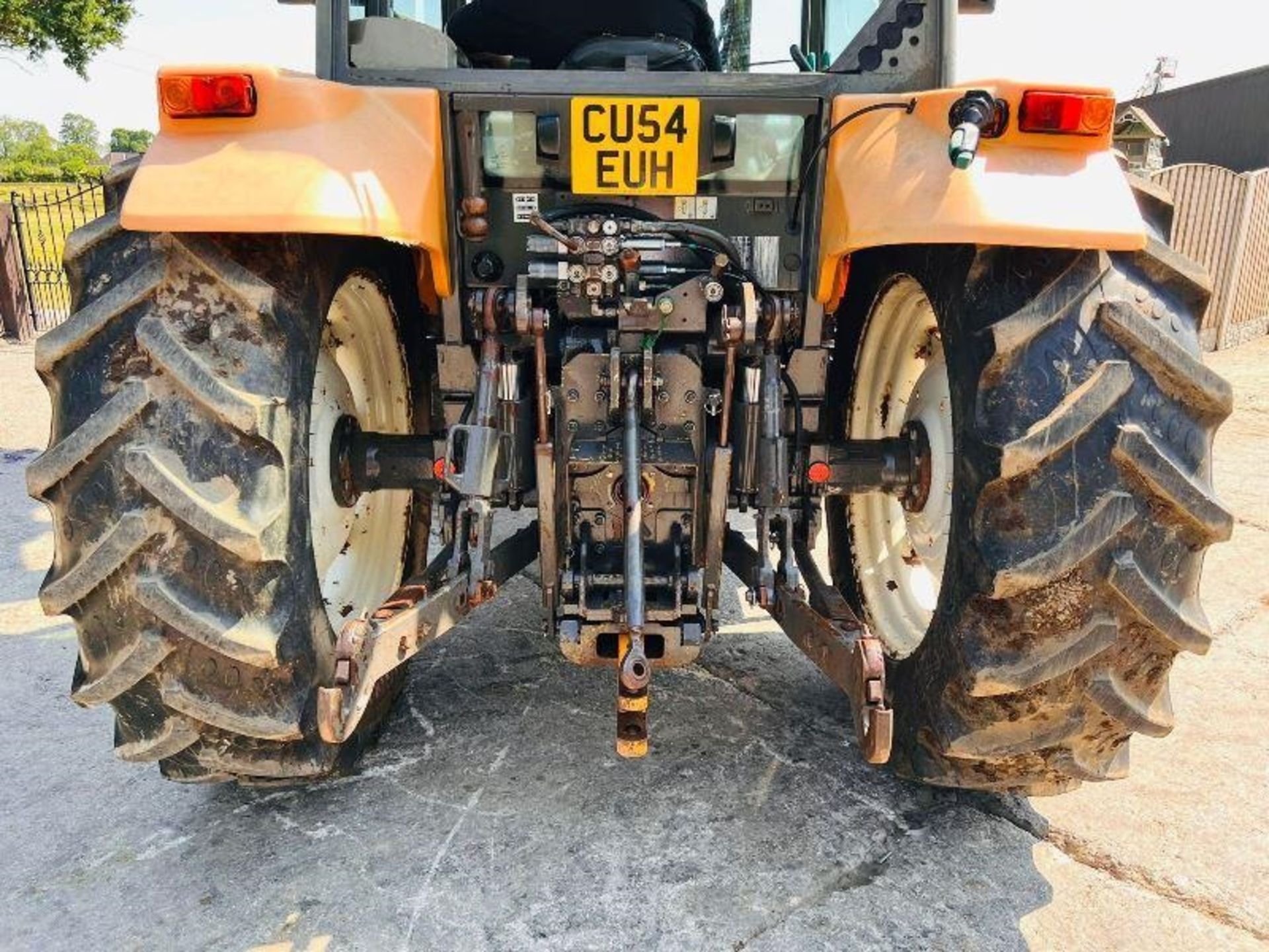 RENAULT 456RX 4WD TRACTOR C/W FRONT LOADER & BUCKET - Image 8 of 18