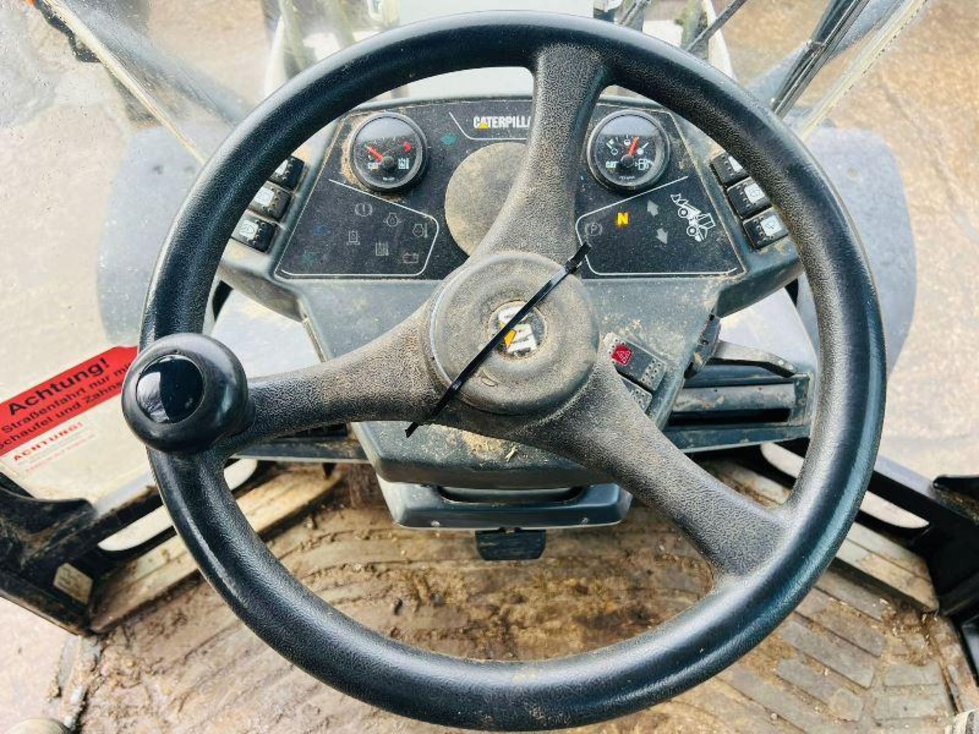CATERPILLAR 908 4WD LOADING SHOVEL C/W BUCKET & PALLET TINES - Image 12 of 19