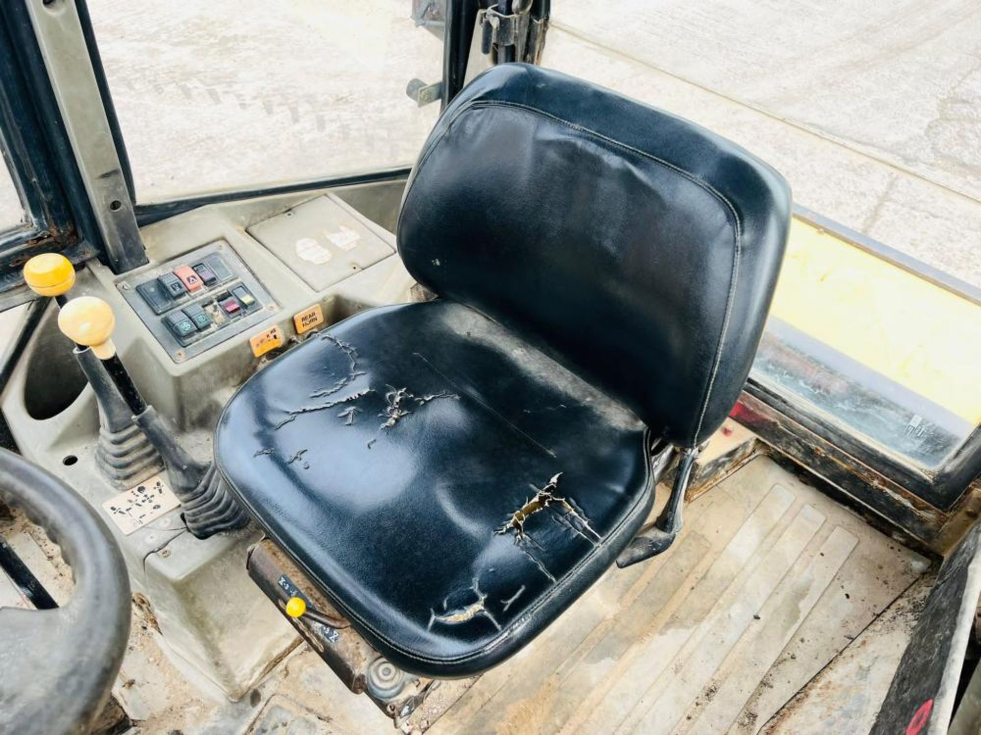 JCB 2CX 4WD AIRMASTER LOADING SHOVEL C/W SIDE TIP BUCKET - Image 3 of 17