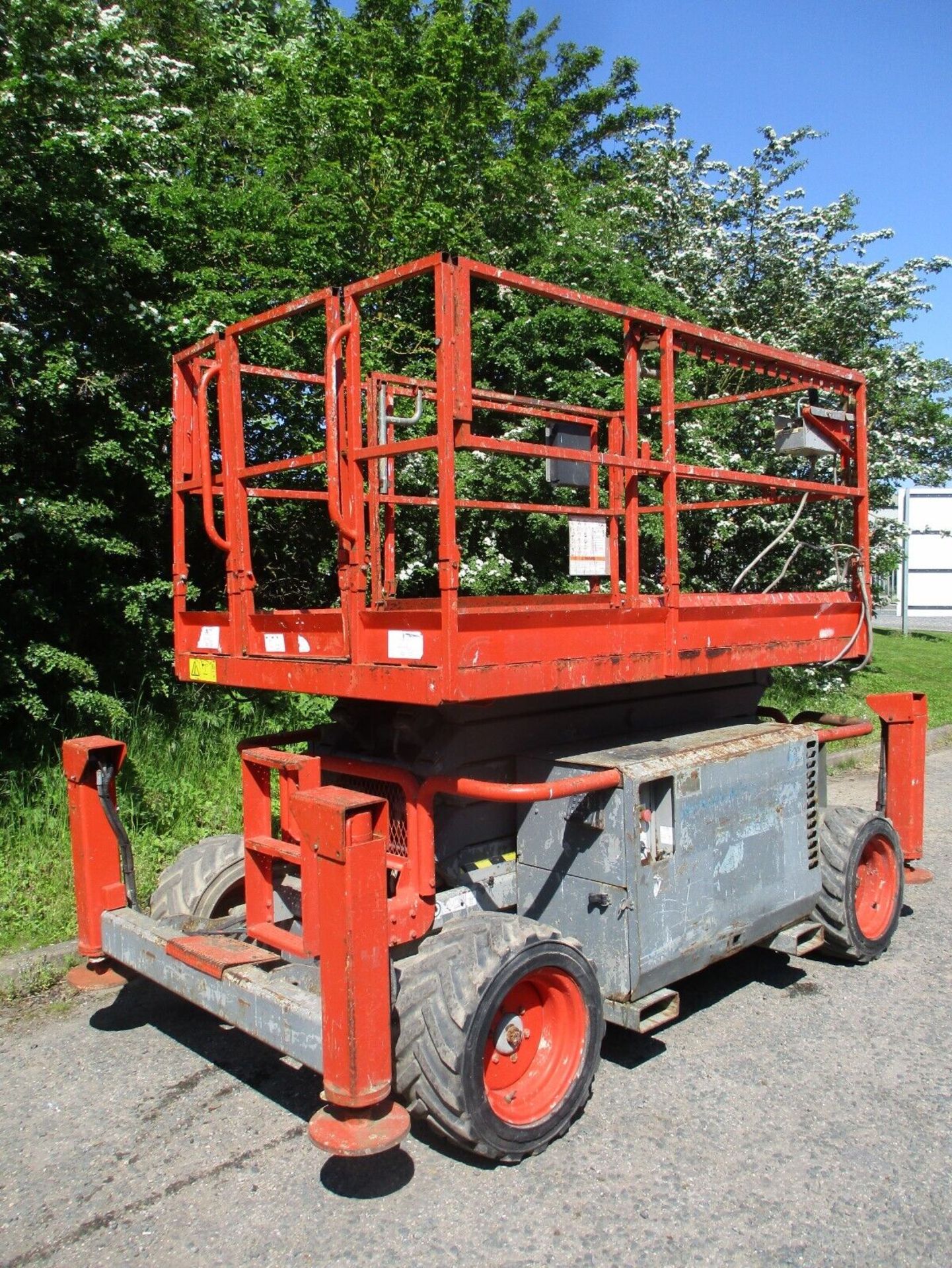 2010 SKYJACK 6832 SCISSOR LIFT ACCESS PLATFORM CHERRY PICKER MEWP GENIE - Image 3 of 14