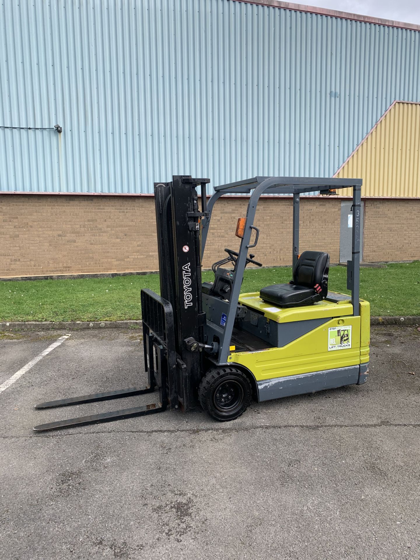 TOYOTA ELECTRIC FORKLIFT 1.75 TON LIFT WITH CHARGER.- NO VAT. - Image 6 of 6