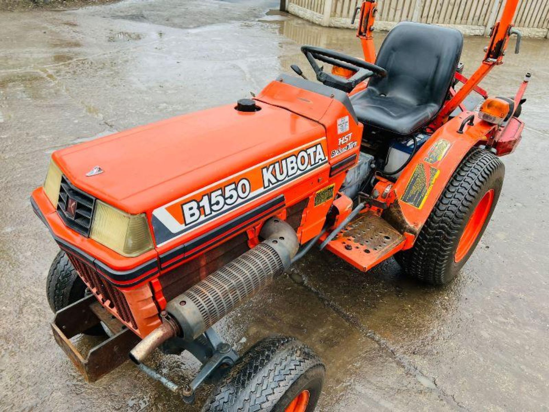KUBOTA B1550 COMPACT TRACTOR C/W ROLE BAR AND TOPPER - Image 2 of 12