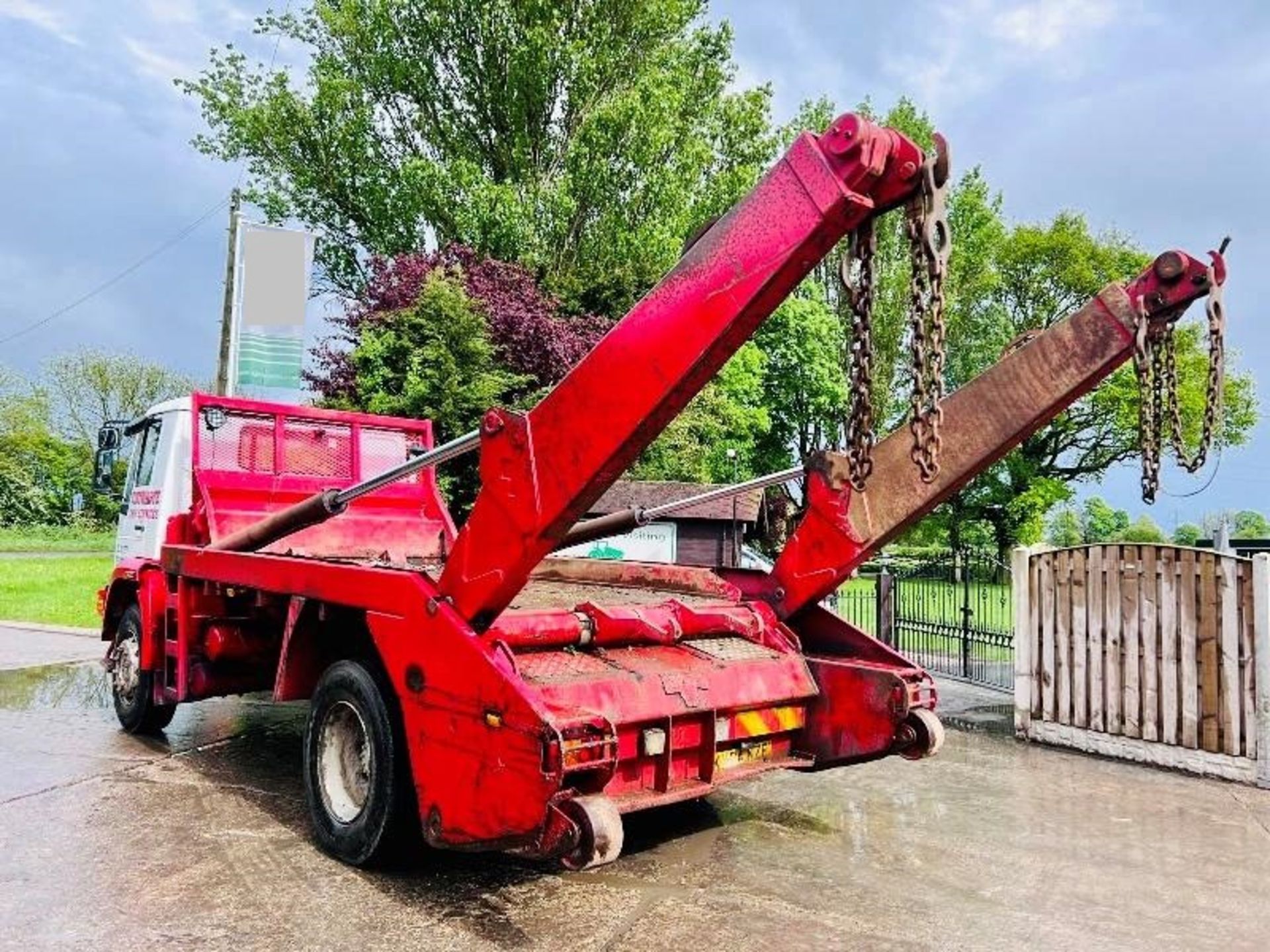 MAN 18.225 4X2 SKIP LORRY C/W MANUAL GEAR BOX & TELESCOPIC ARMS - Image 5 of 17