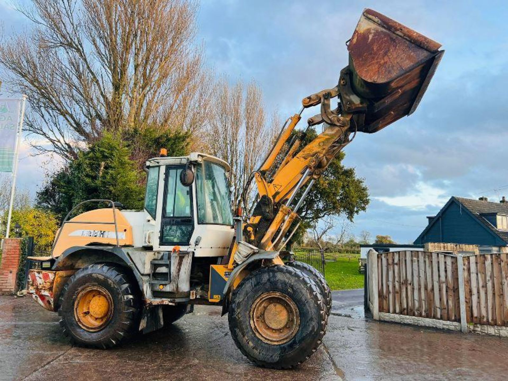 LIEBHERR L538 4WD LOADING SHOVEL C/W BUCKET - Image 4 of 11