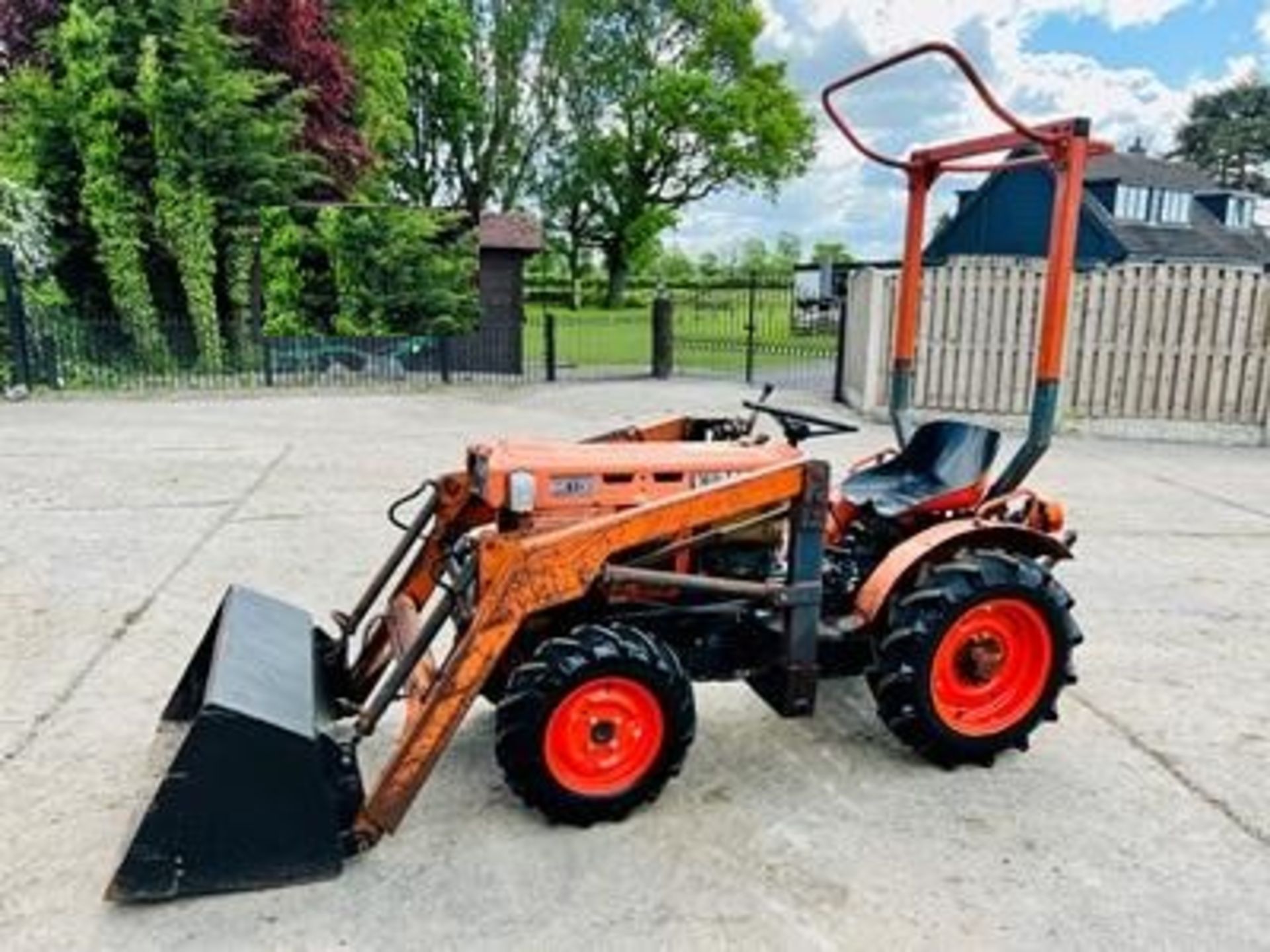 KUBOTA B6100 4WD COMPACT TRACTOR C/W FRONT LOADER AND BUCKET - Image 12 of 12