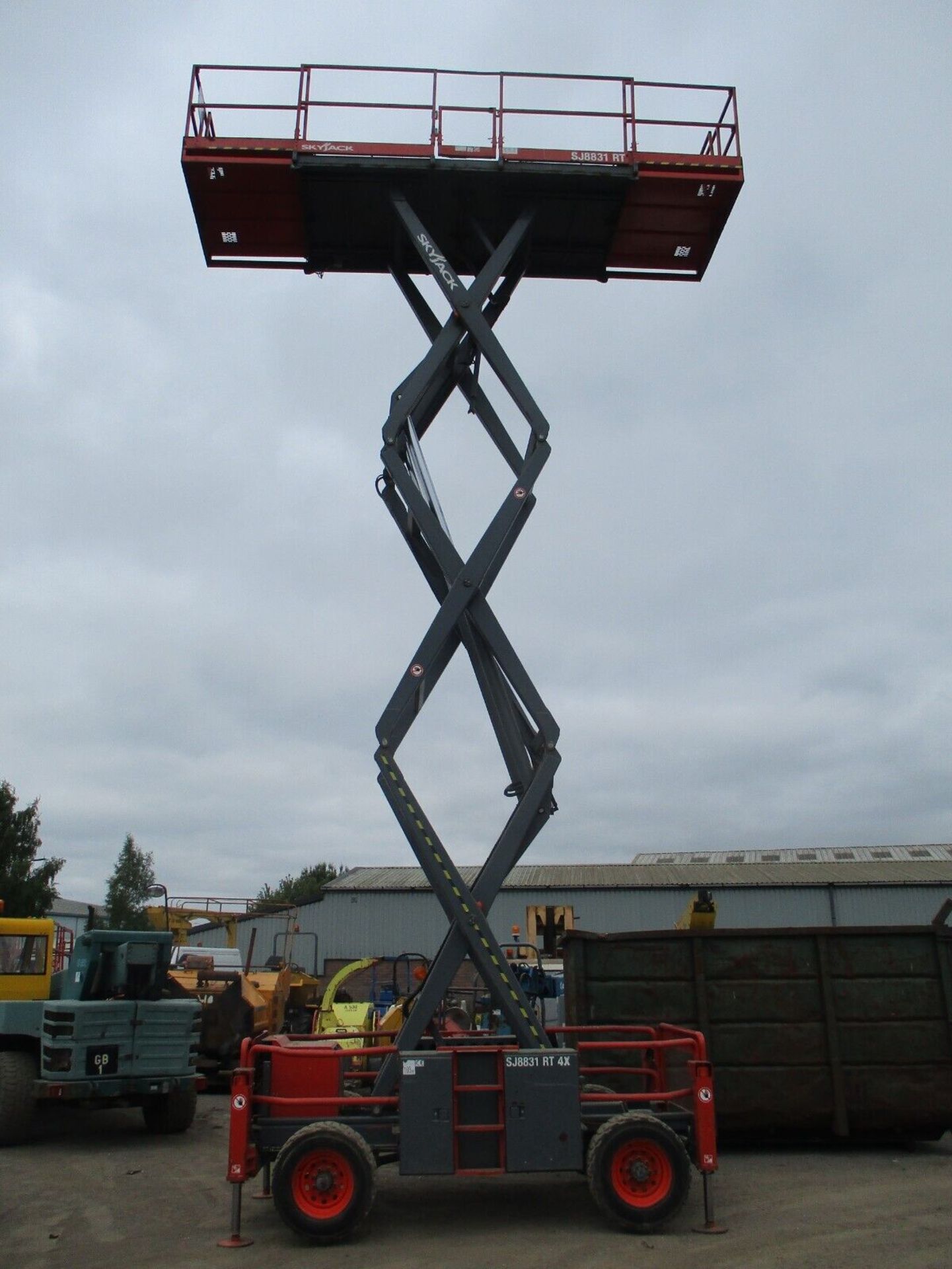 2014 SKYJACK 8831 SCISSOR LIFT ACCESS PLATFORM CHERRY PICKER MEWP 8841 GENIE - Image 7 of 13