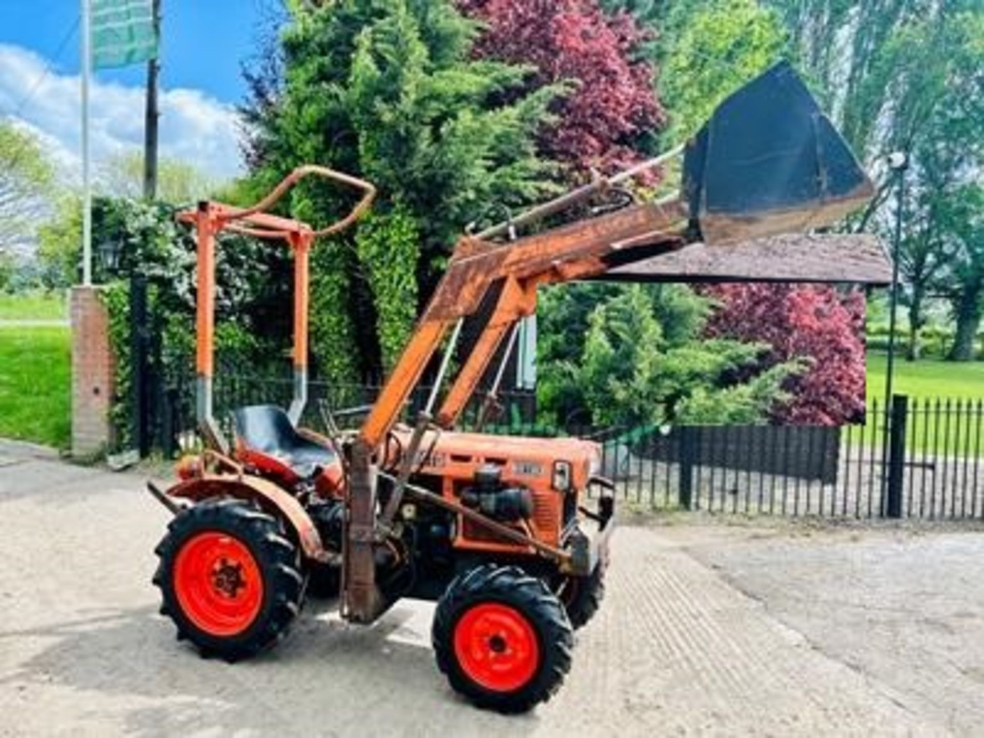 KUBOTA B6100 4WD COMPACT TRACTOR C/W FRONT LOADER AND BUCKET - Image 4 of 12