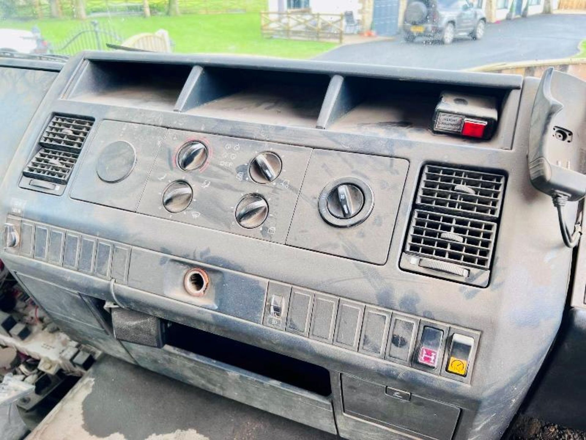 MAN 18.225 4X2 SKIP LORRY C/W MANUAL GEAR BOX & TELESCOPIC ARMS - Image 10 of 17