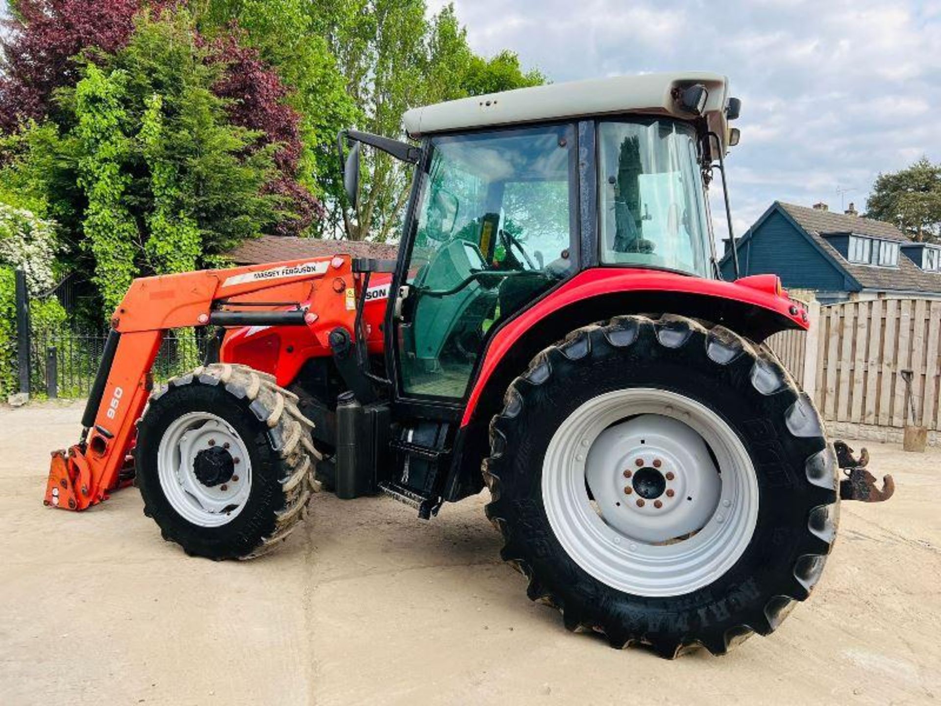 MASSEY FERGUSON 5455 4WD TRACTOR C/W MASSEY FERGUSON 950 FRONT LOADER - Image 6 of 18