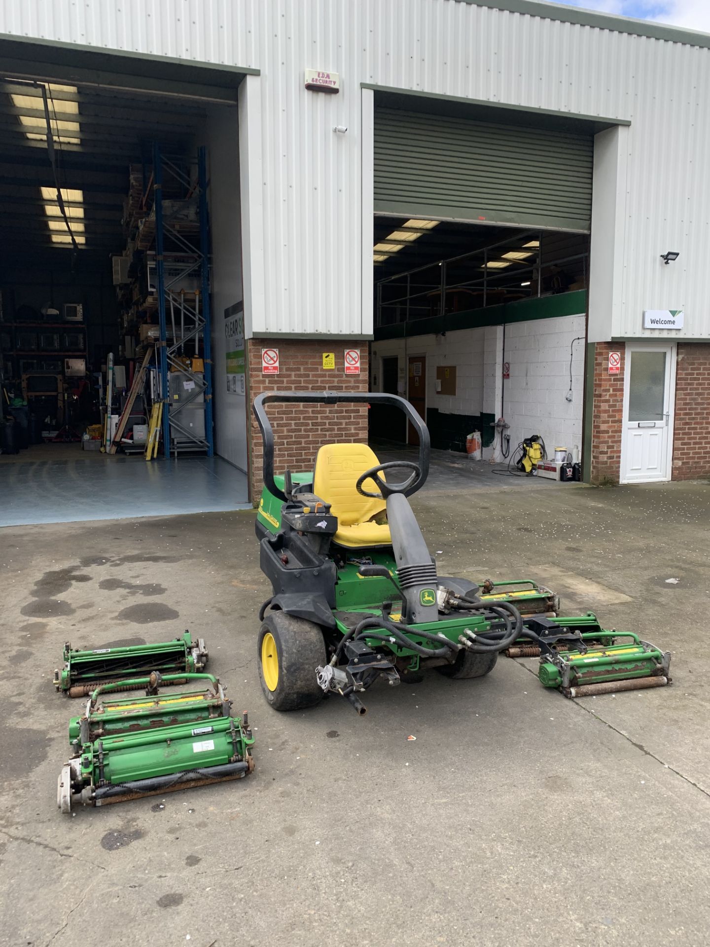 JOHN DEERE 2500A GANG MOWER WITH 2 SETS OF DECKS NO VAT - Image 2 of 4