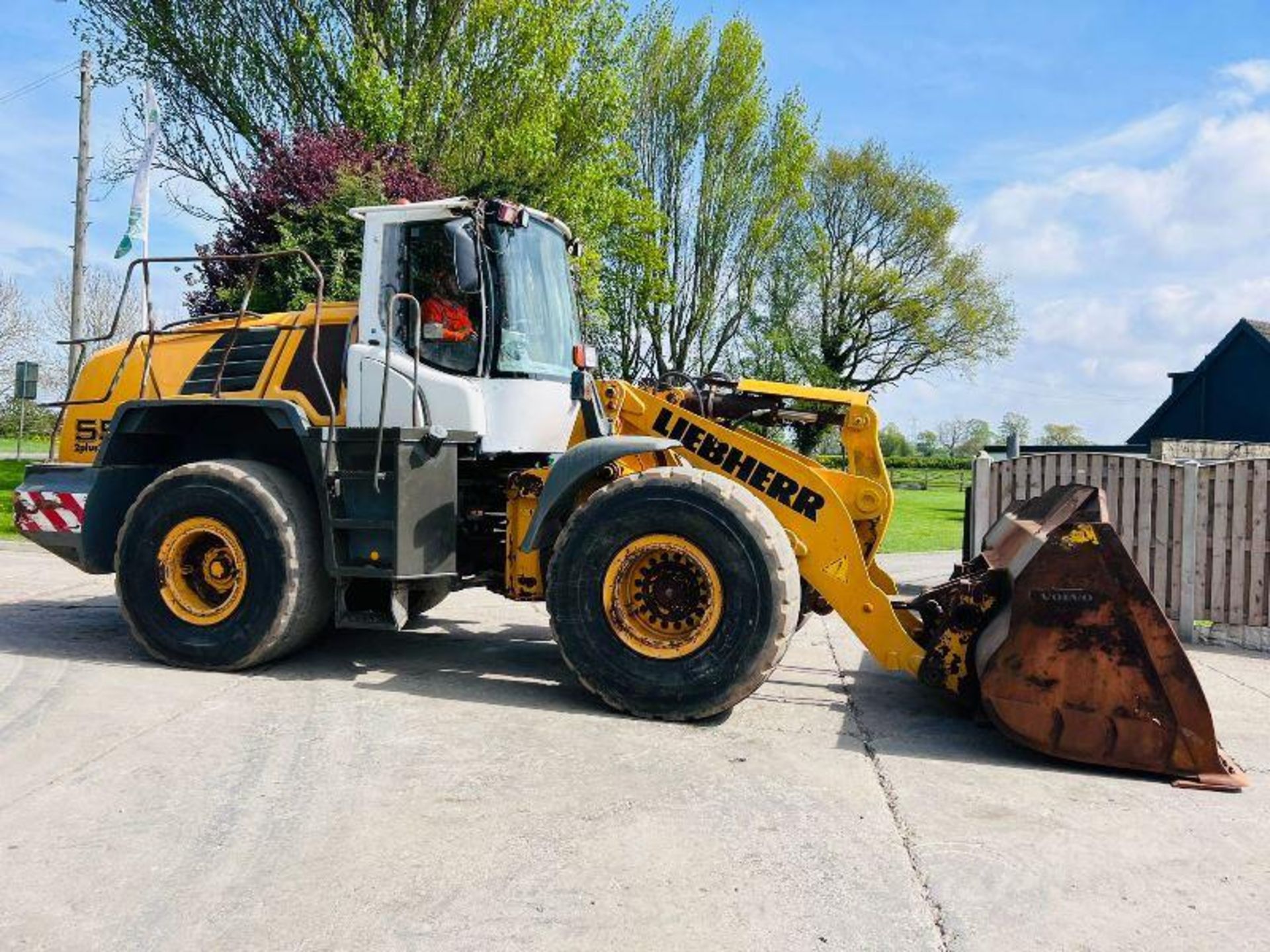 LIEBHERR L556 4WD LOADING SHOVEL *YEAR 2011* C/W REVERSE CAMERA - Image 3 of 29