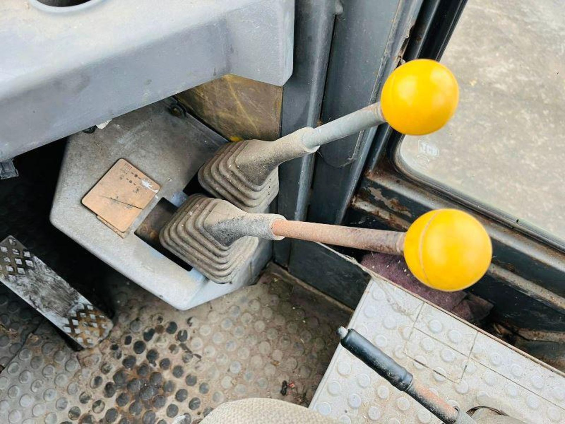 JCB 425 4WD LOADING SHOVEL C/W BUCKET - Image 7 of 9