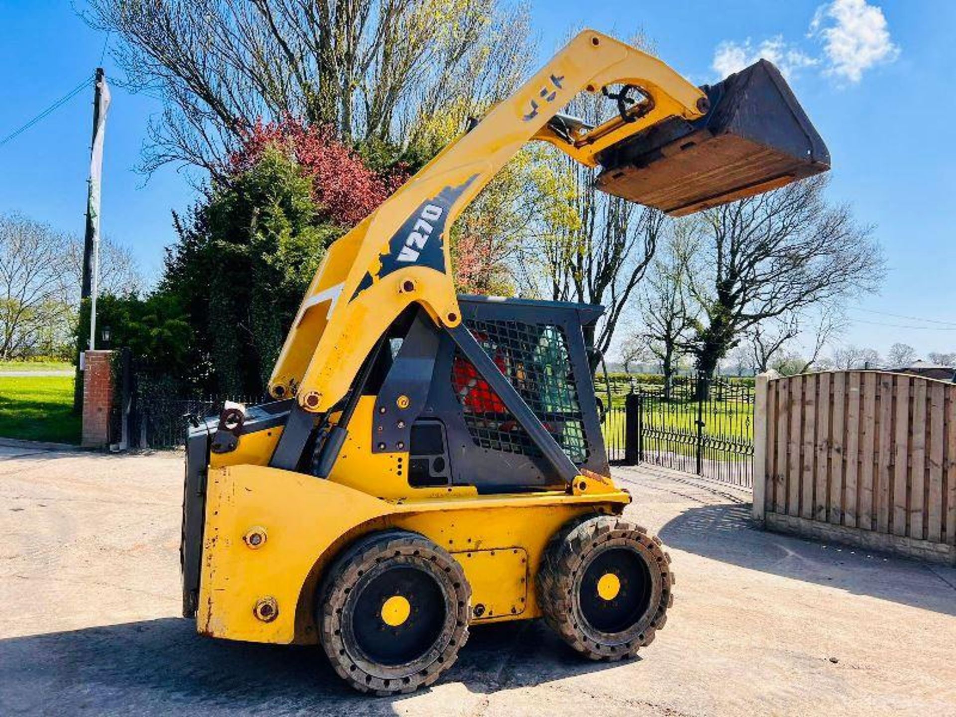 GEHL V270 4WD SKIDSTEER *HIGH LIFT , YEAR 2011* C/W REVERSE CAMERA - Image 4 of 21