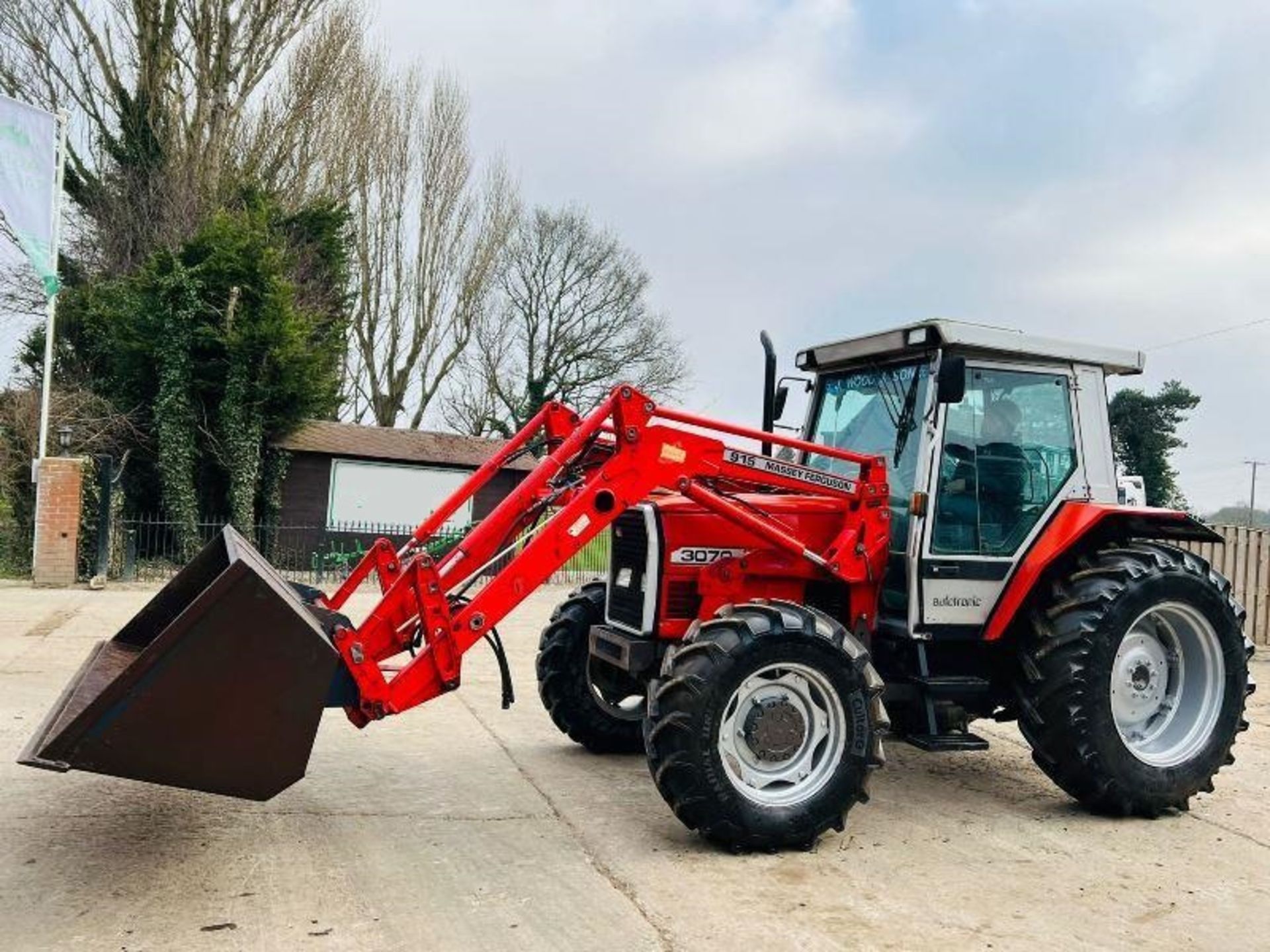 MASSEY FERGUSON 3070 4WD TRACTOR C/W MASSEY FERGUSON 915 FRONT LOADER & BUCKET. - Image 9 of 20