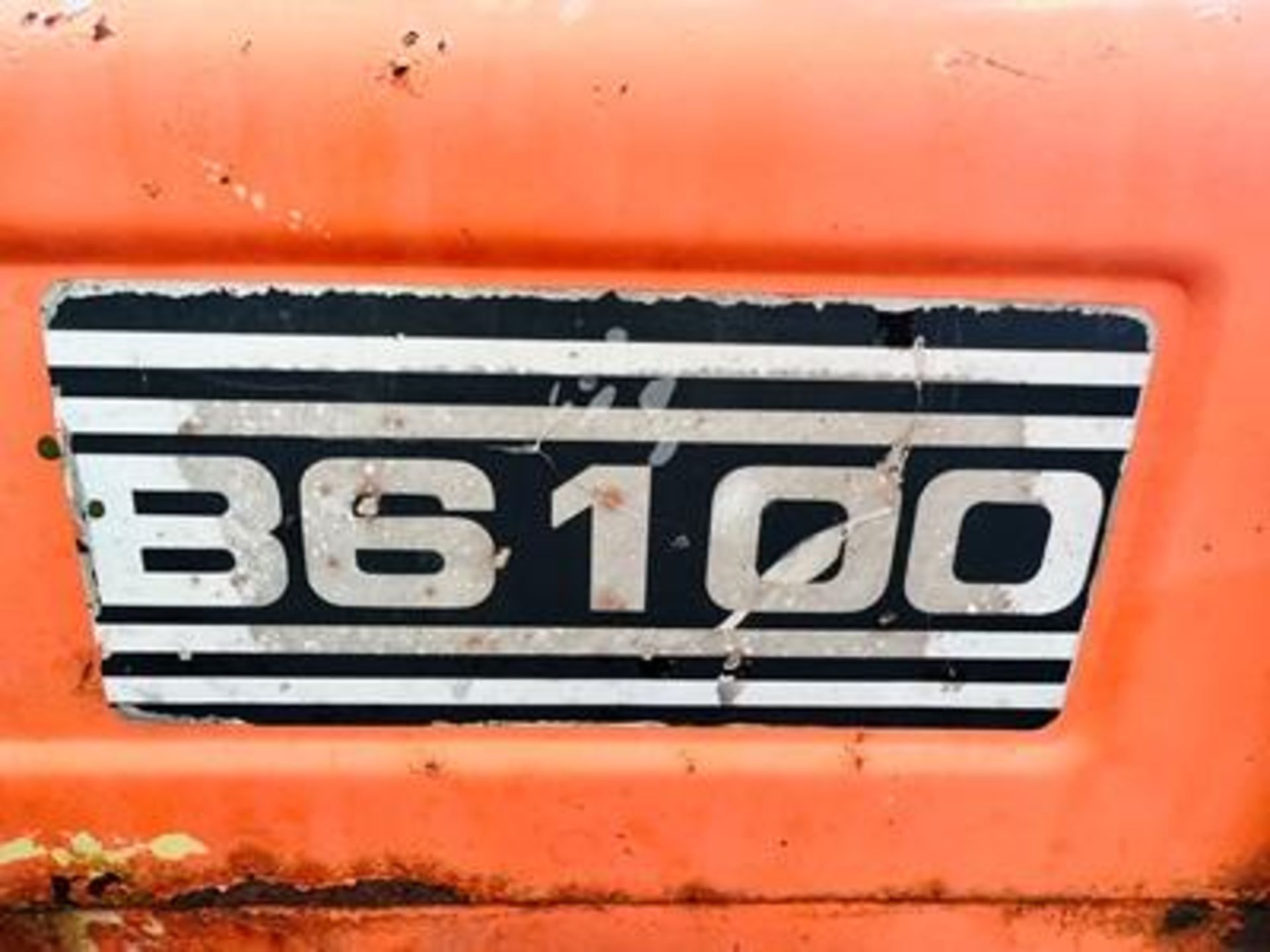 KUBOTA B6100 4WD COMPACT TRACTOR C/W FRONT LOADER AND BUCKET - Image 10 of 12