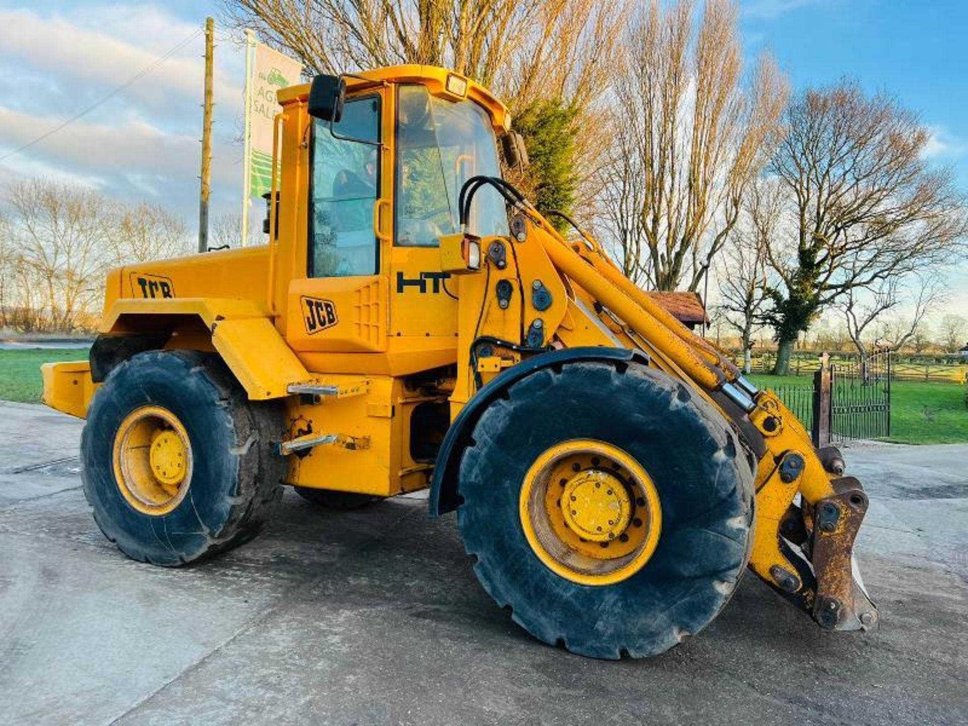 JCB 426B 4WD LOADING SHOVEL C/W JOYSTICK CONTROL - Image 4 of 13