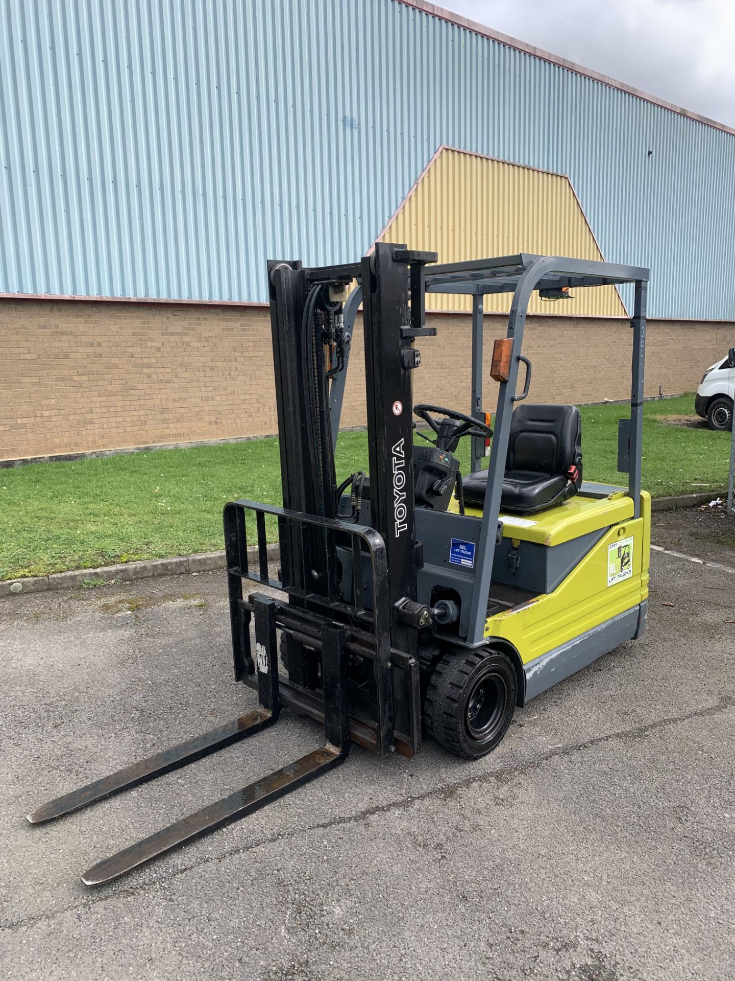 TOYOTA ELECTRIC FORKLIFT 1.75 TON LIFT WITH CHARGER.- NO VAT.