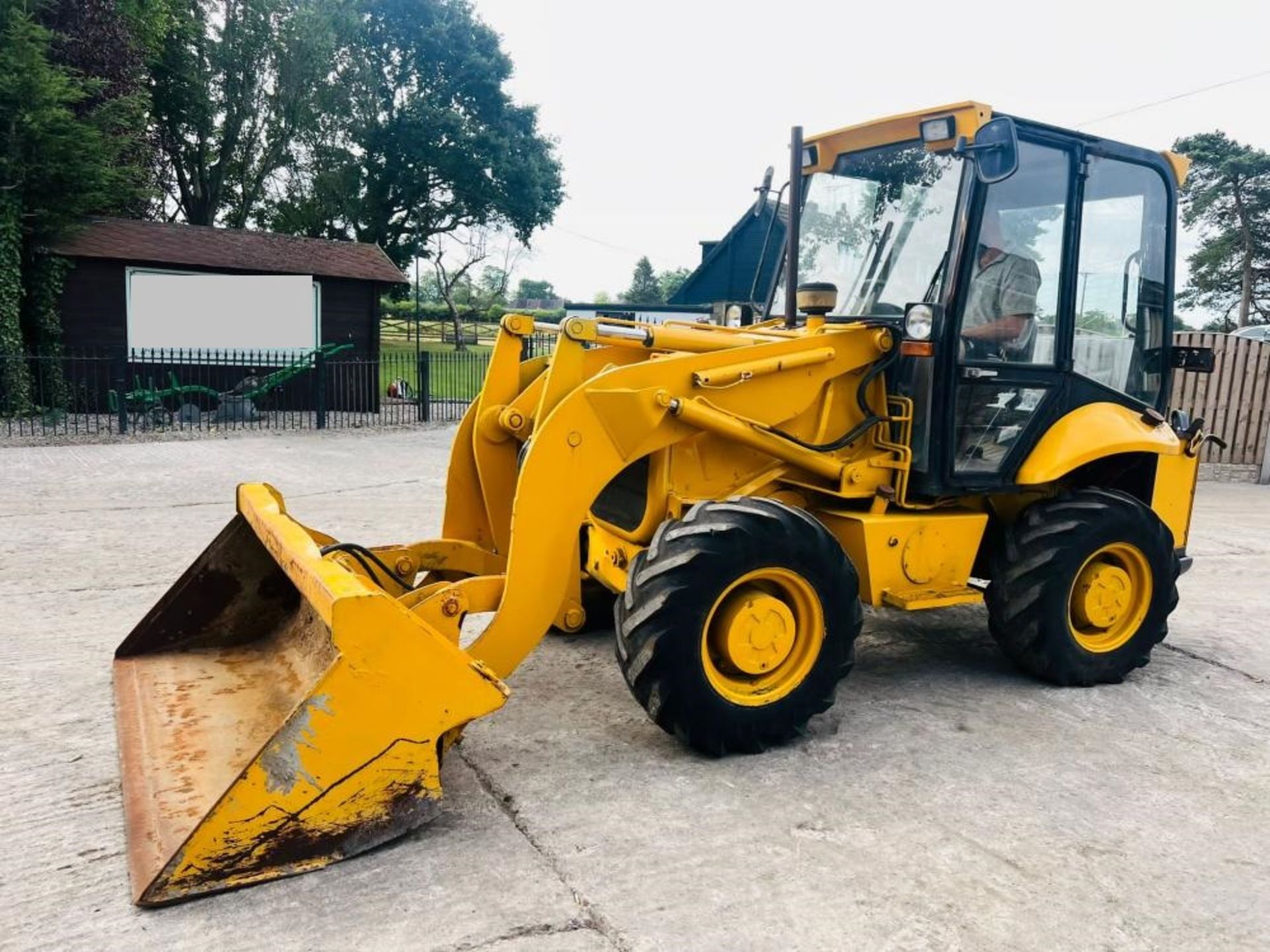 JCB 2CX 4WD AIRMASTER LOADING SHOVEL C/W SIDE TIP BUCKET - Image 4 of 17