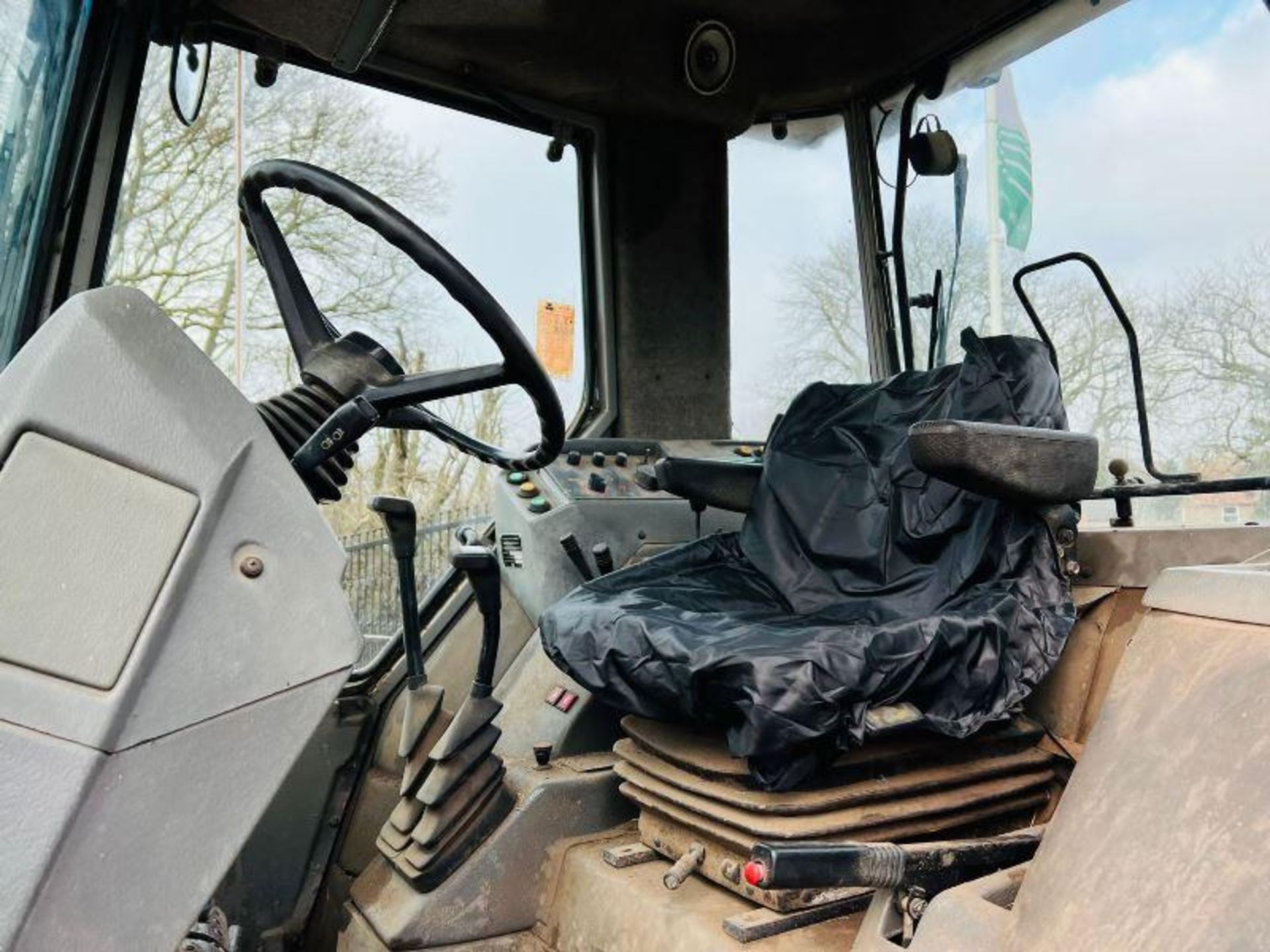 MASSEY FERGUSON 3070 4WD TRACTOR C/W MASSEY FERGUSON 915 FRONT LOADER & BUCKET. - Image 11 of 20