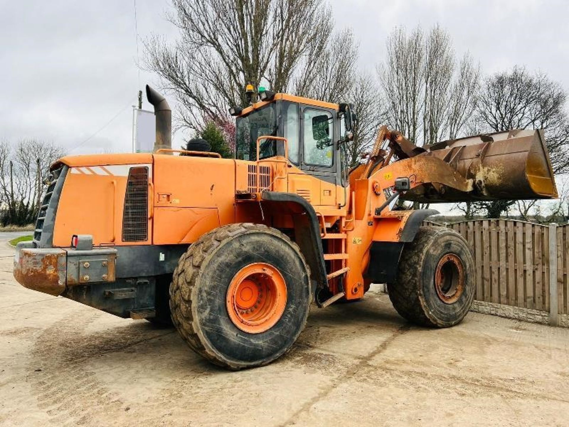 DOOSAN DL400 4WD LOADING SHOVEL C/W BUCKET & AC CABIN - Image 13 of 17