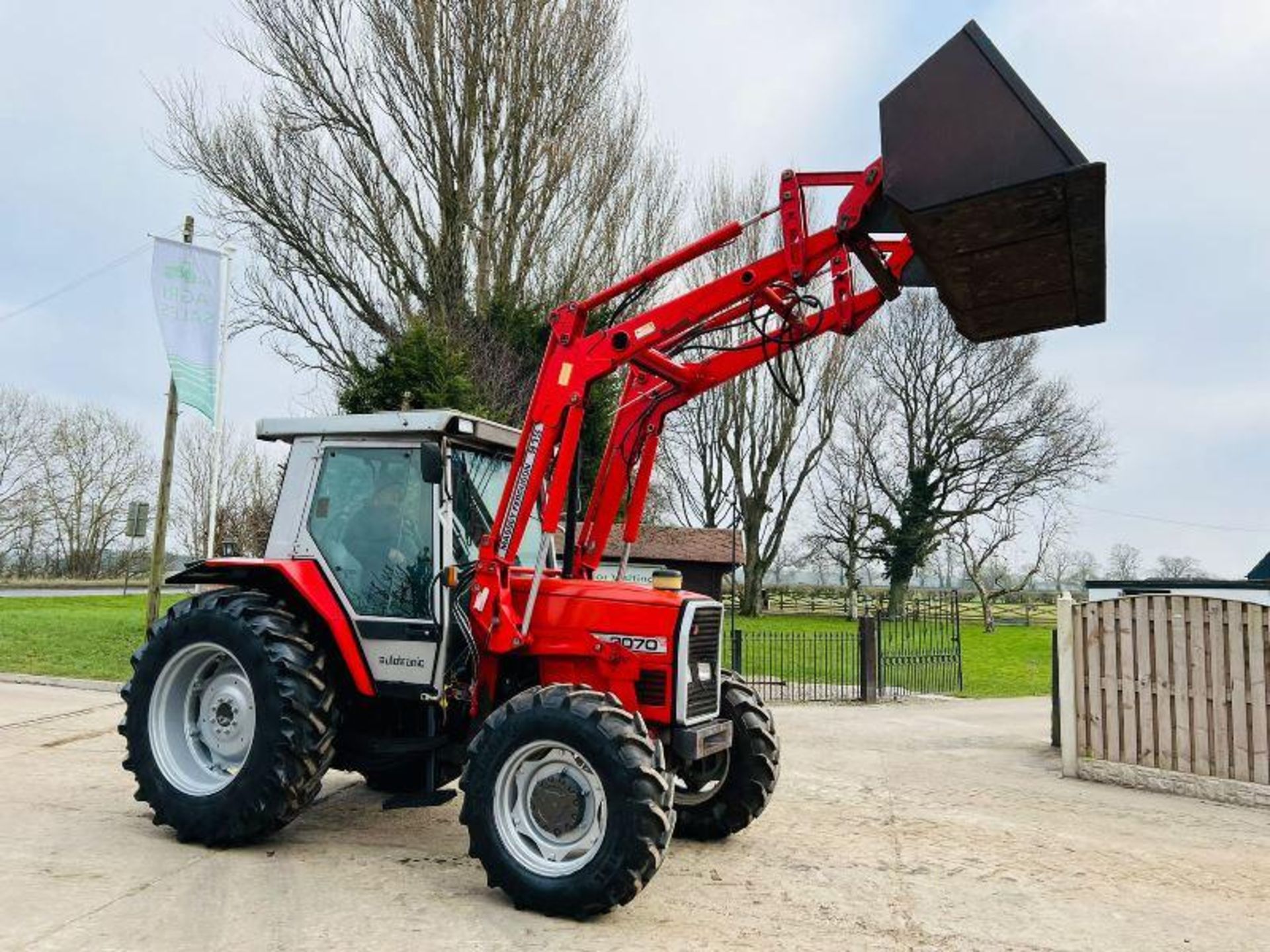 MASSEY FERGUSON 3070 4WD TRACTOR C/W MASSEY FERGUSON 915 FRONT LOADER & BUCKET. - Image 6 of 20