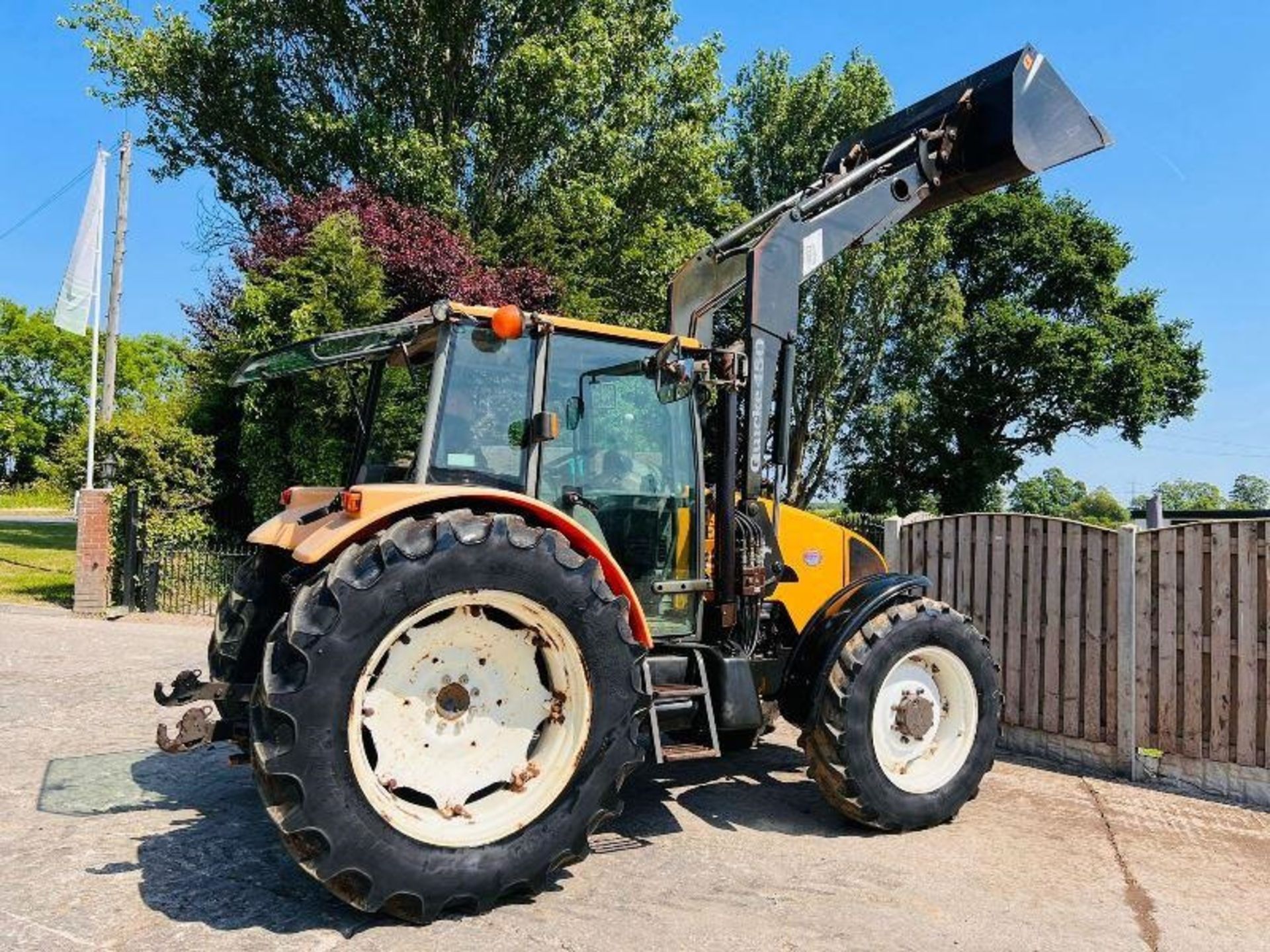 RENAULT 456RX 4WD TRACTOR C/W FRONT LOADER & BUCKET