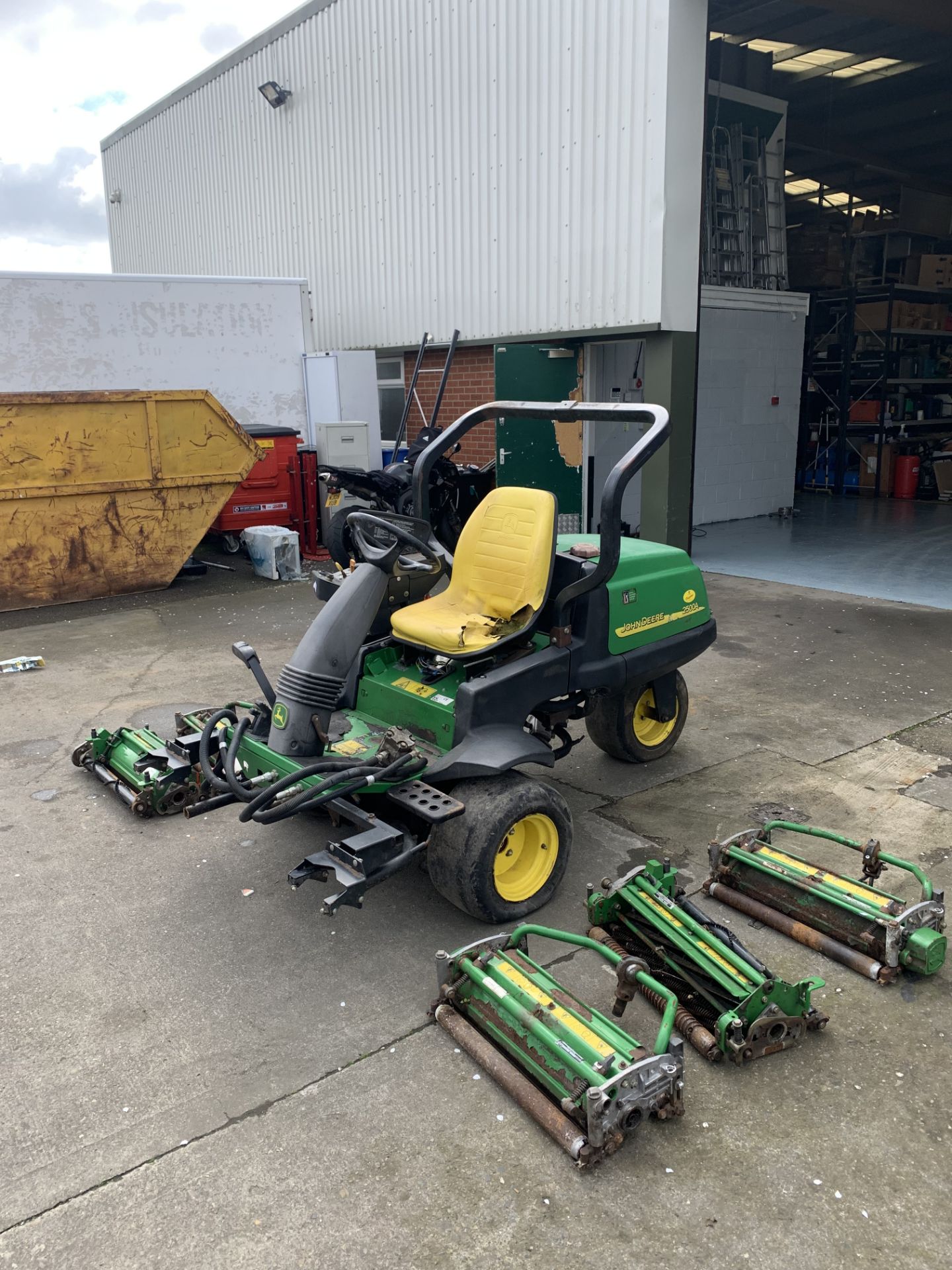 JOHN DEERE 2500A GANG MOWER WITH 2 SETS OF DECKS NO VAT - Image 3 of 4