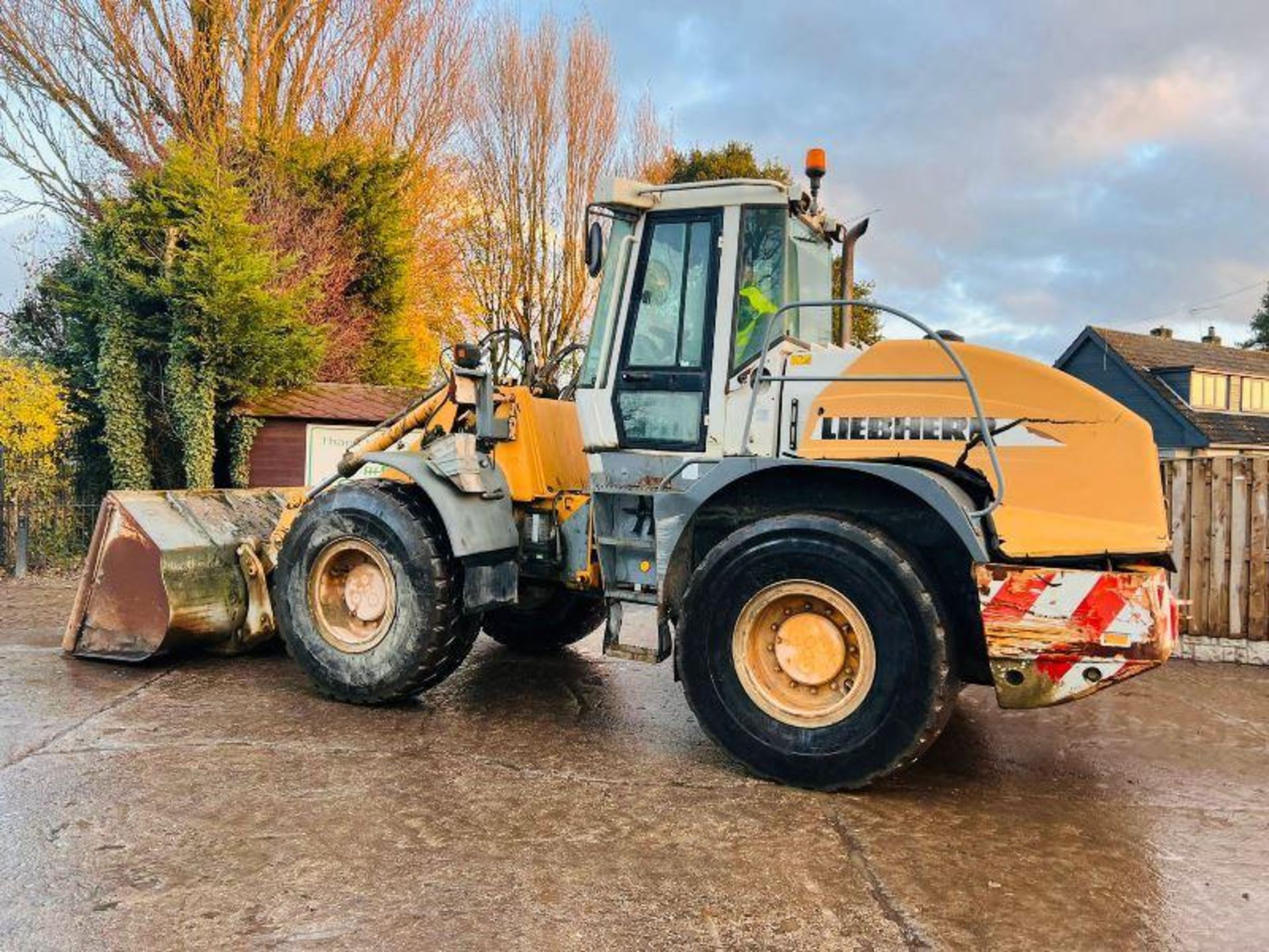 LIEBHERR L538 4WD LOADING SHOVEL C/W BUCKET - Image 3 of 11