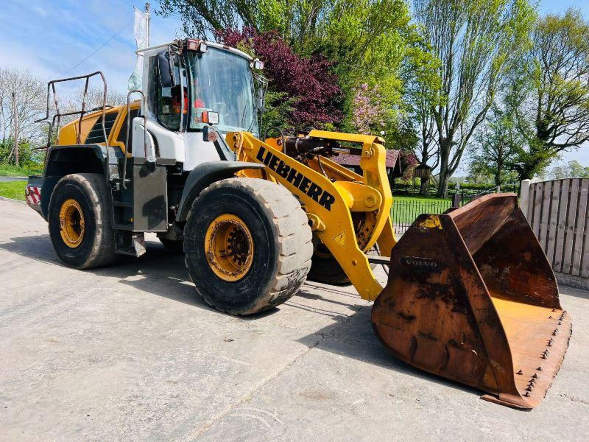 LIEBHERR L556 4WD LOADING SHOVEL *YEAR 2011* C/W REVERSE CAMERA - Image 2 of 29