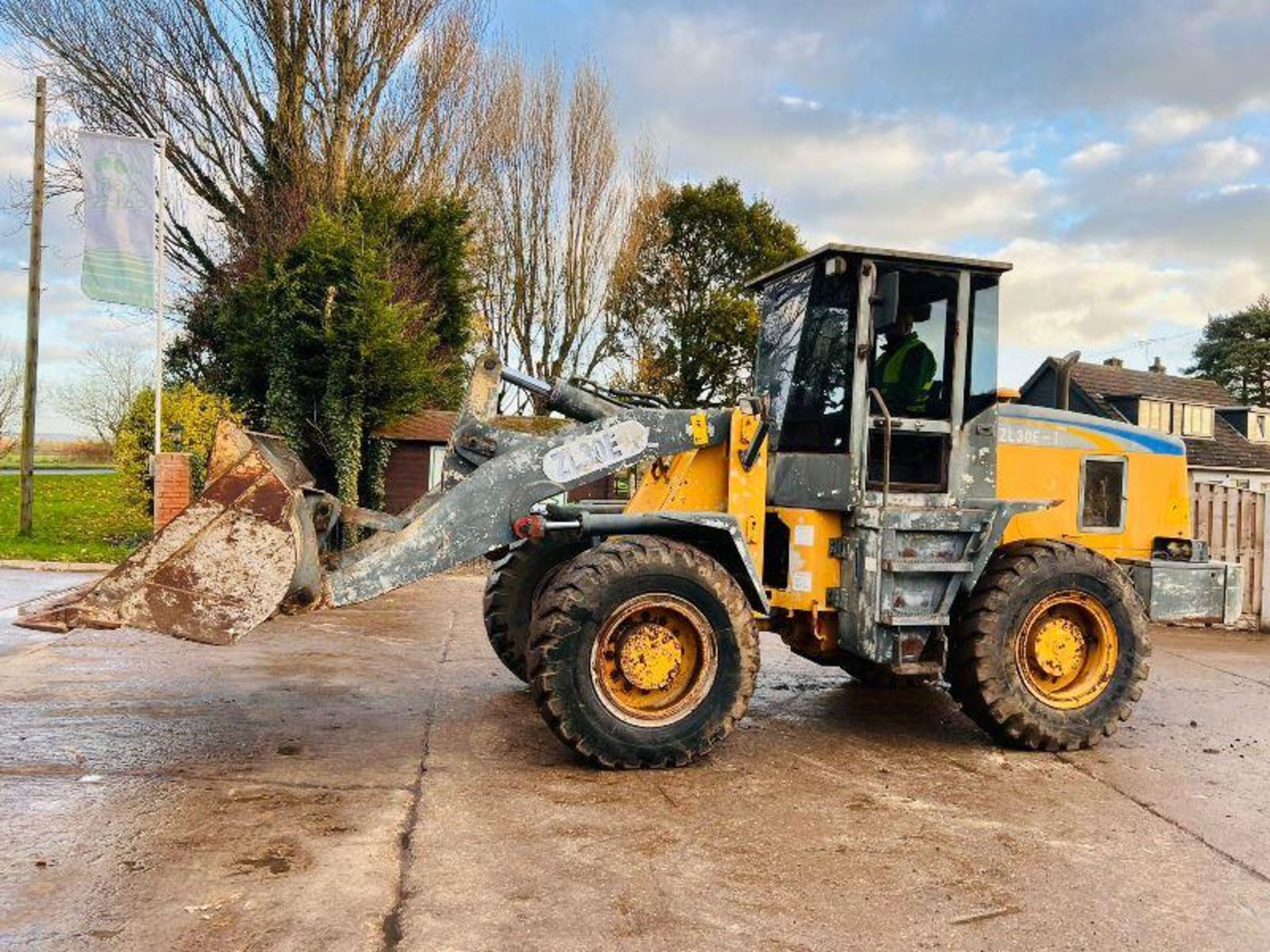 SEM ZL30E-1 4WD LOADING SHOVEL C/W BUCKET