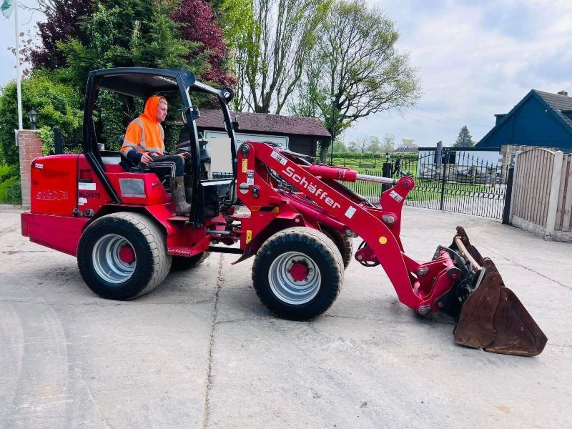 SCHAFFER 5050-Z 4WD LOADING SHOVEL C/W THREE IN ONE BUCKET - Image 2 of 16