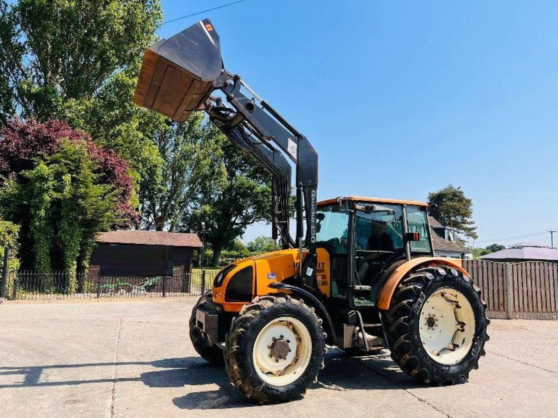 RENAULT 456RX 4WD TRACTOR C/W FRONT LOADER & BUCKET - Image 2 of 18