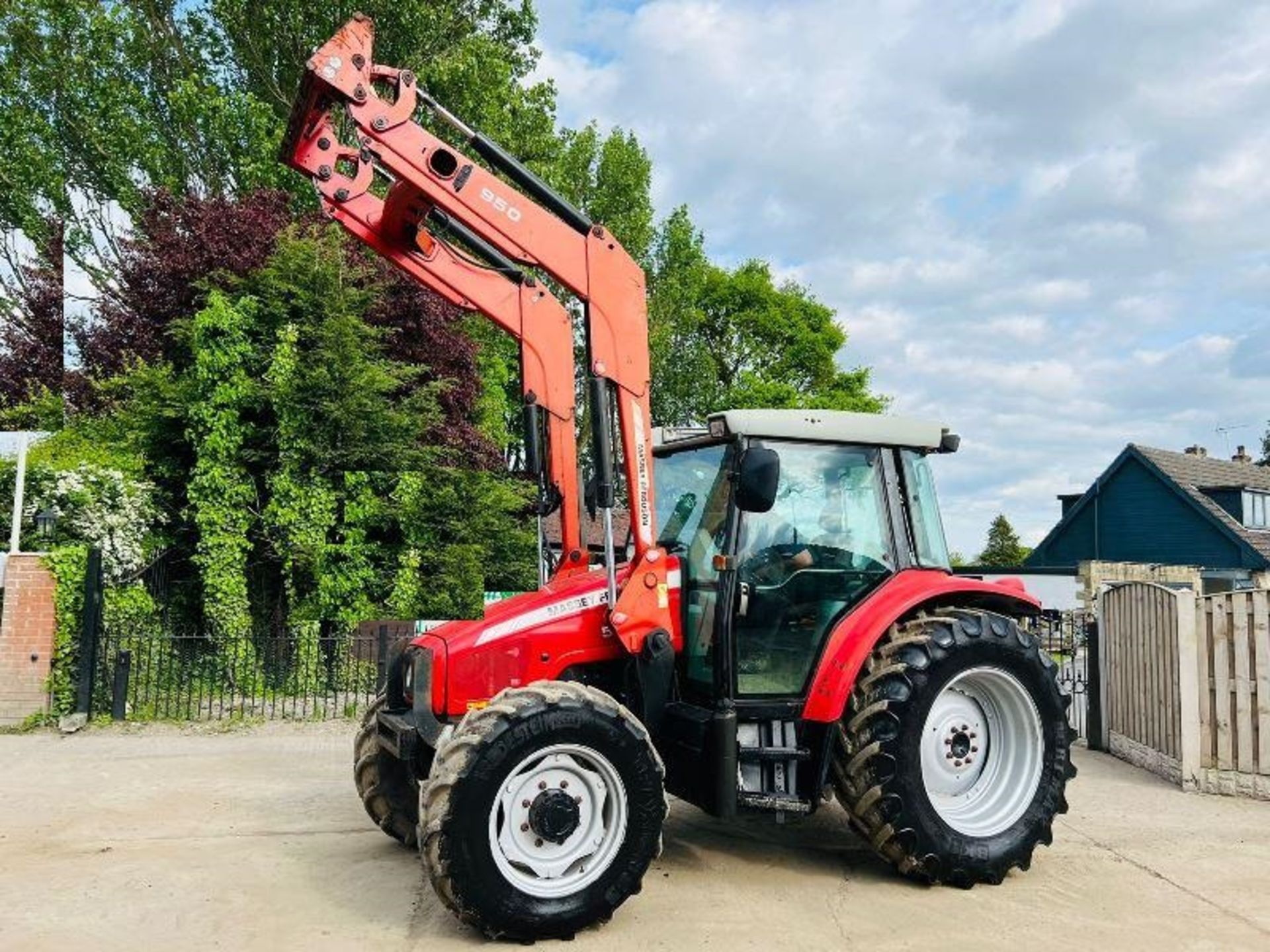 MASSEY FERGUSON 5455 4WD TRACTOR C/W MASSEY FERGUSON 950 FRONT LOADER - Image 9 of 18