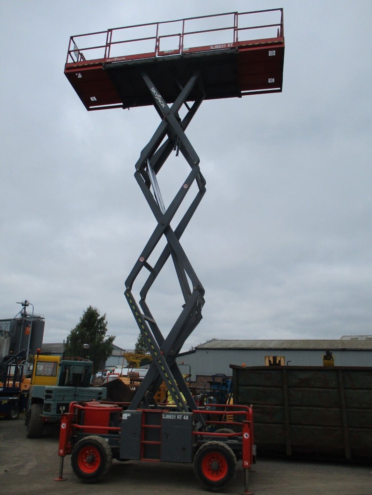 2014 SKYJACK 8831 SCISSOR LIFT ACCESS PLATFORM CHERRY PICKER MEWP 8841 GENIE - Image 9 of 13