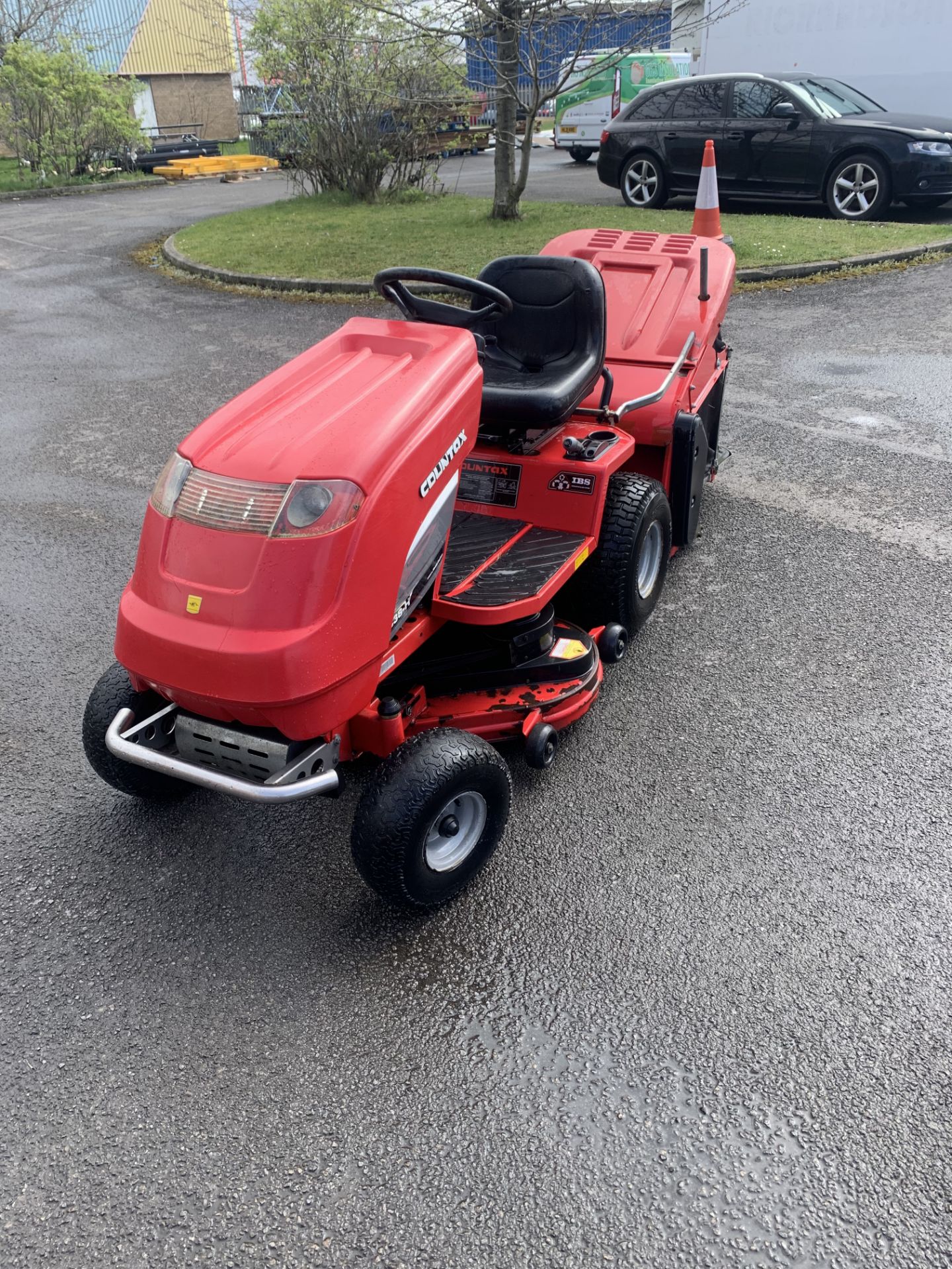 COUNTAX C38-H RIDE ON LAWNMOWER HONDA ENGINE NO VAT. - Image 2 of 4