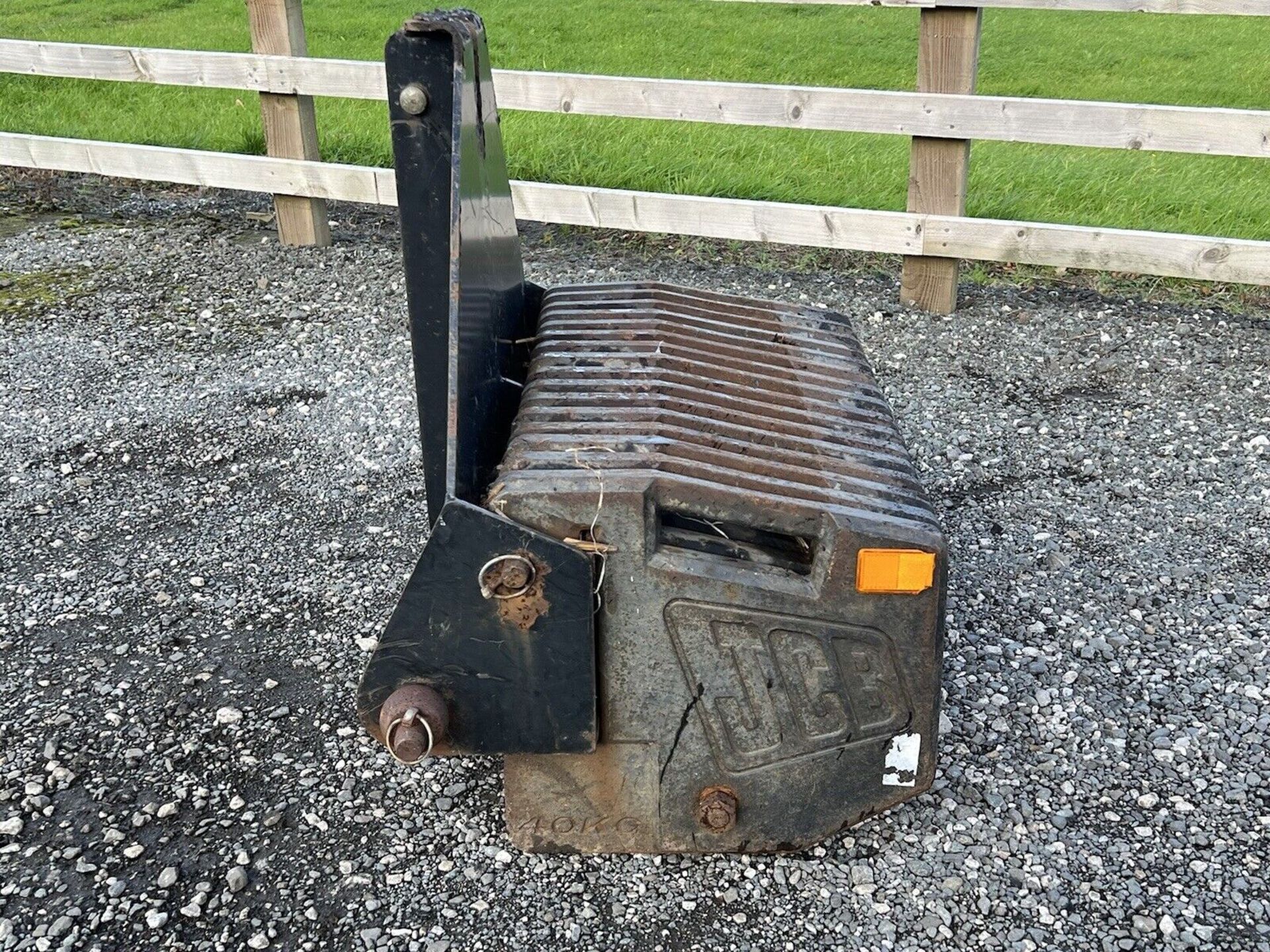 JCB TRACTOR FRONT WEIGHT FRAME WITH 16X 40KG WAFER WEIGHTS / FRONT LINKAGE/BLOCK - Image 6 of 7