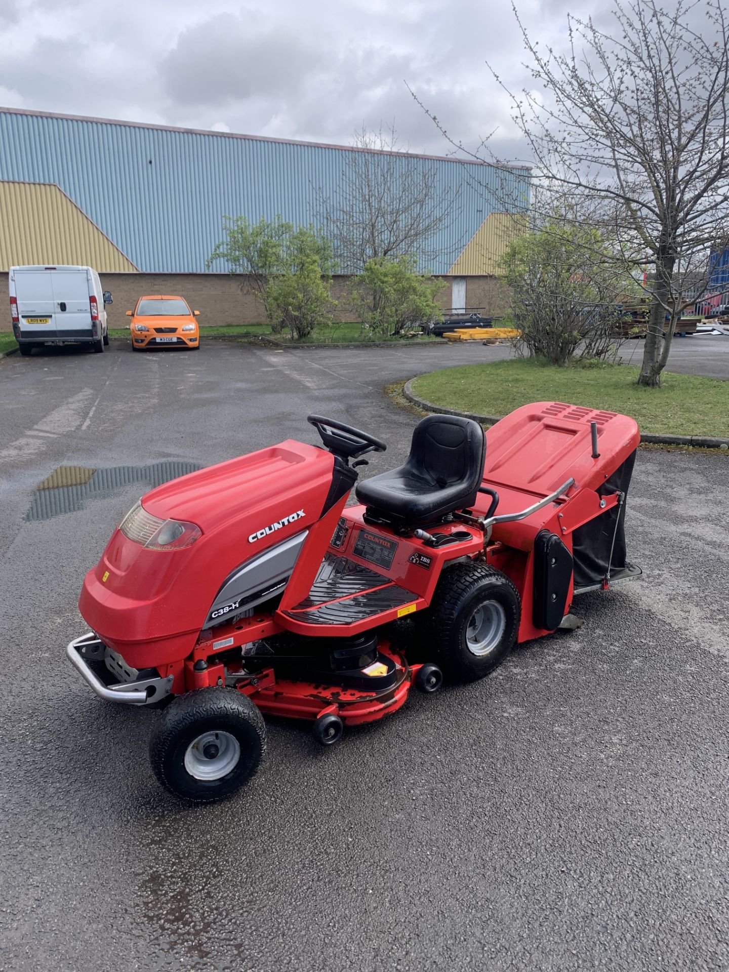 COUNTAX C38-H RIDE ON LAWNMOWER HONDA ENGINE NO VAT.