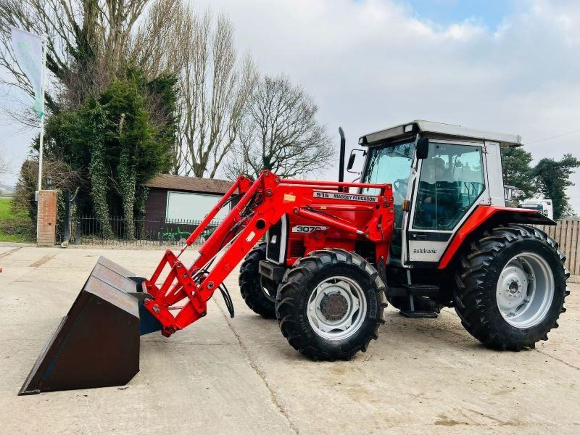 MASSEY FERGUSON 3070 4WD TRACTOR C/W MASSEY FERGUSON 915 FRONT LOADER & BUCKET. - Image 17 of 20