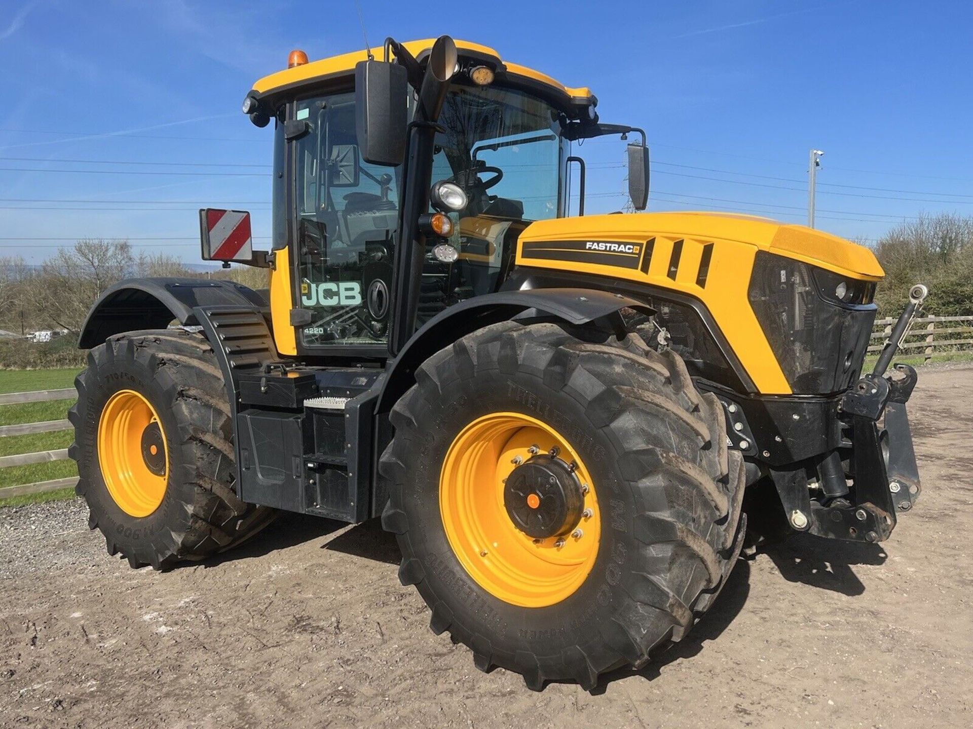 2020 JCB FASTRAC 4220 STAGE V - 1960 HOURS / FIELD PRO PACK / ROAD PERFORMANCE PACK - Image 4 of 12