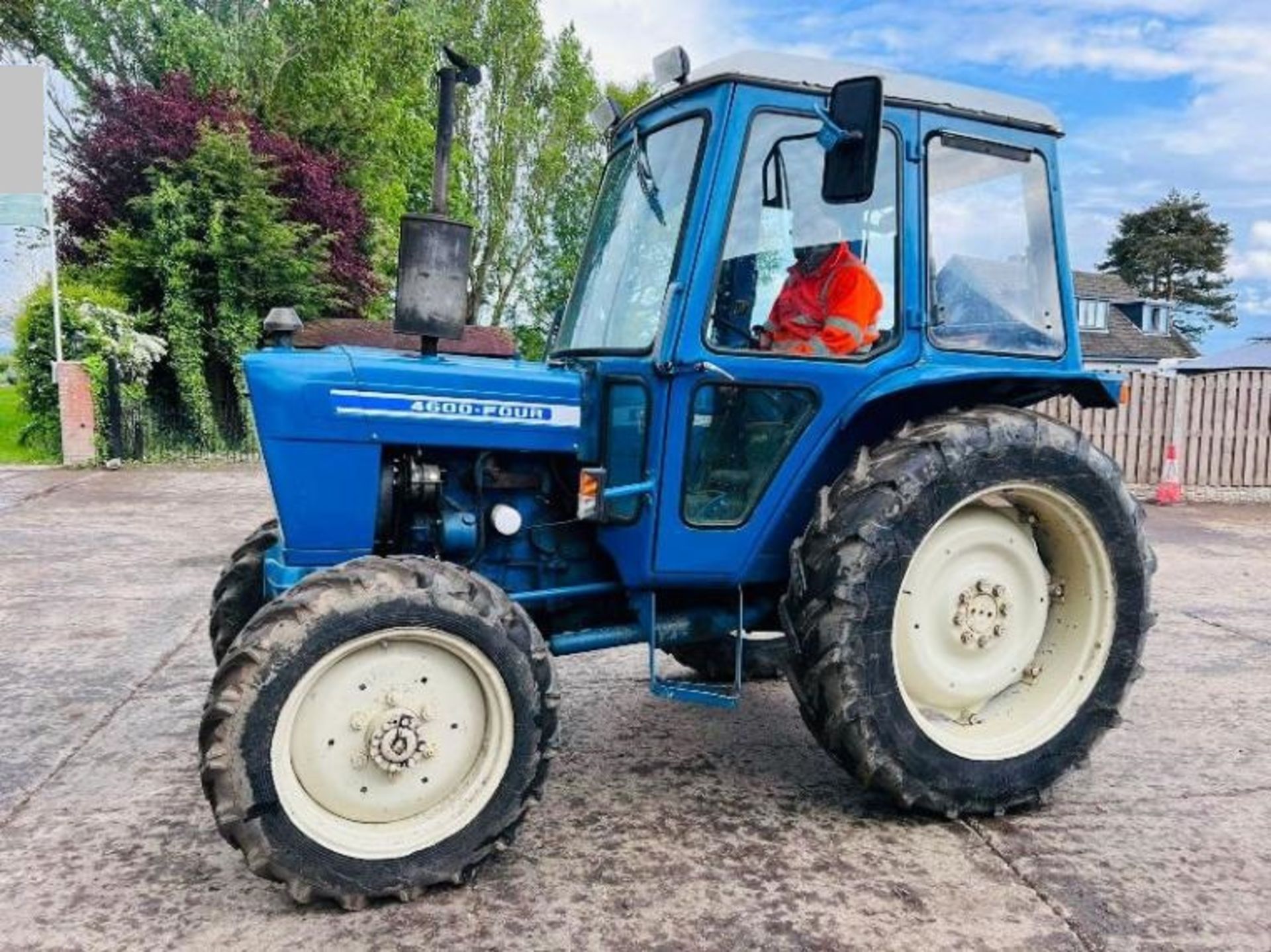 FORD 4600-FOUR COUNTY 4WD TRACTOR C/W FULLY GLAZED CABIN