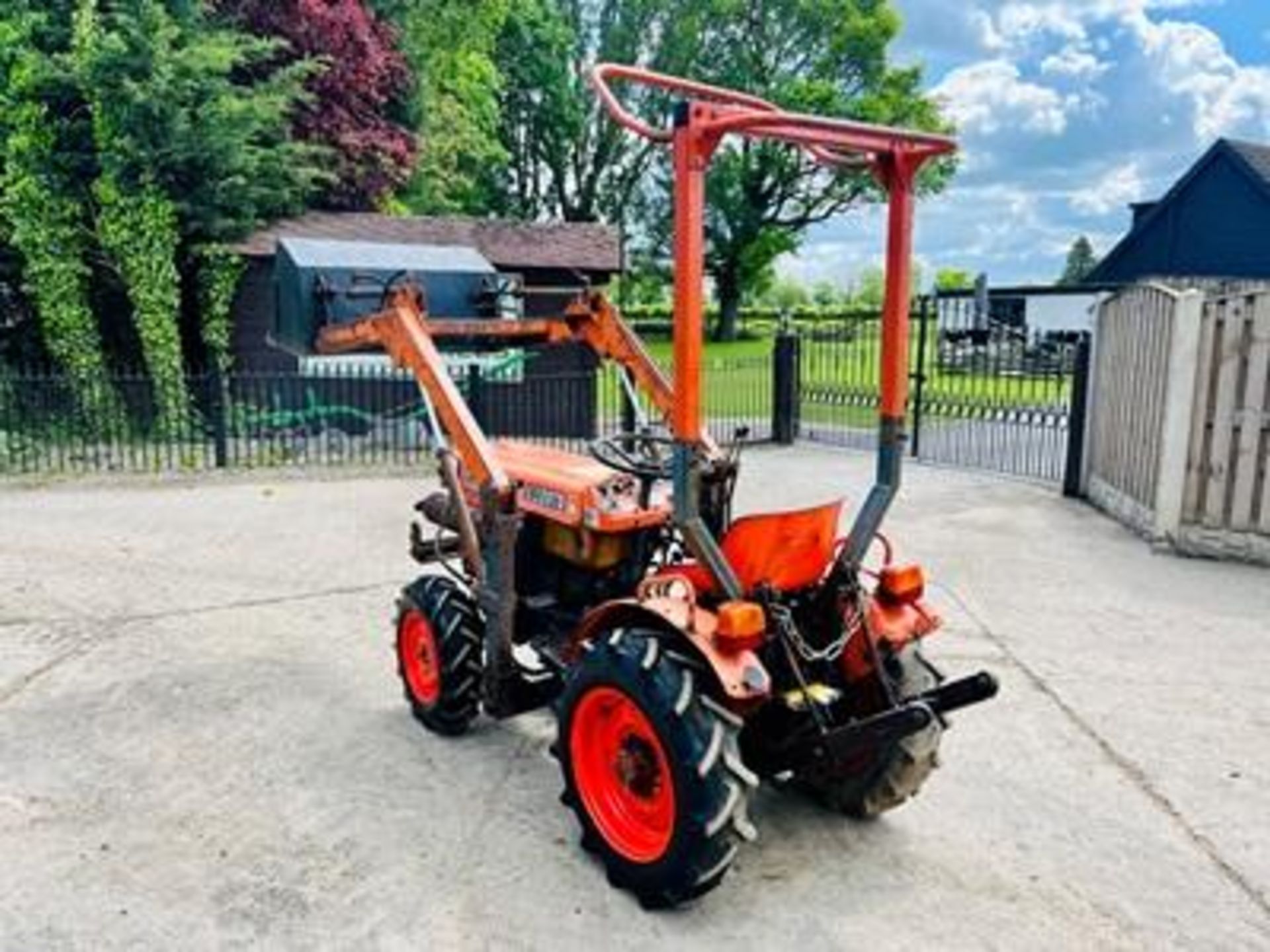 KUBOTA B6100 4WD COMPACT TRACTOR C/W FRONT LOADER AND BUCKET - Image 3 of 12