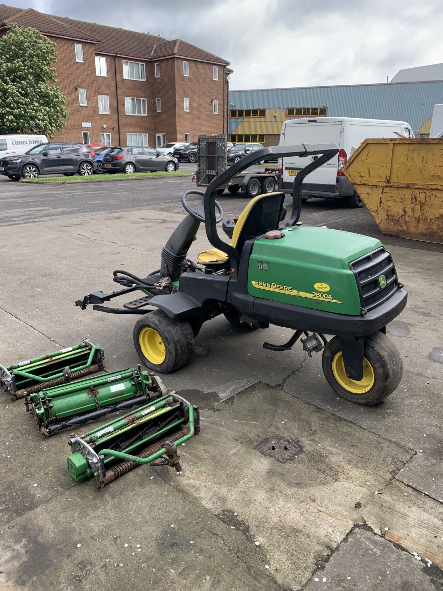 JOHN DEERE 2500A GANG MOWER WITH 2 SETS OF DECKS NO VAT - Image 4 of 4