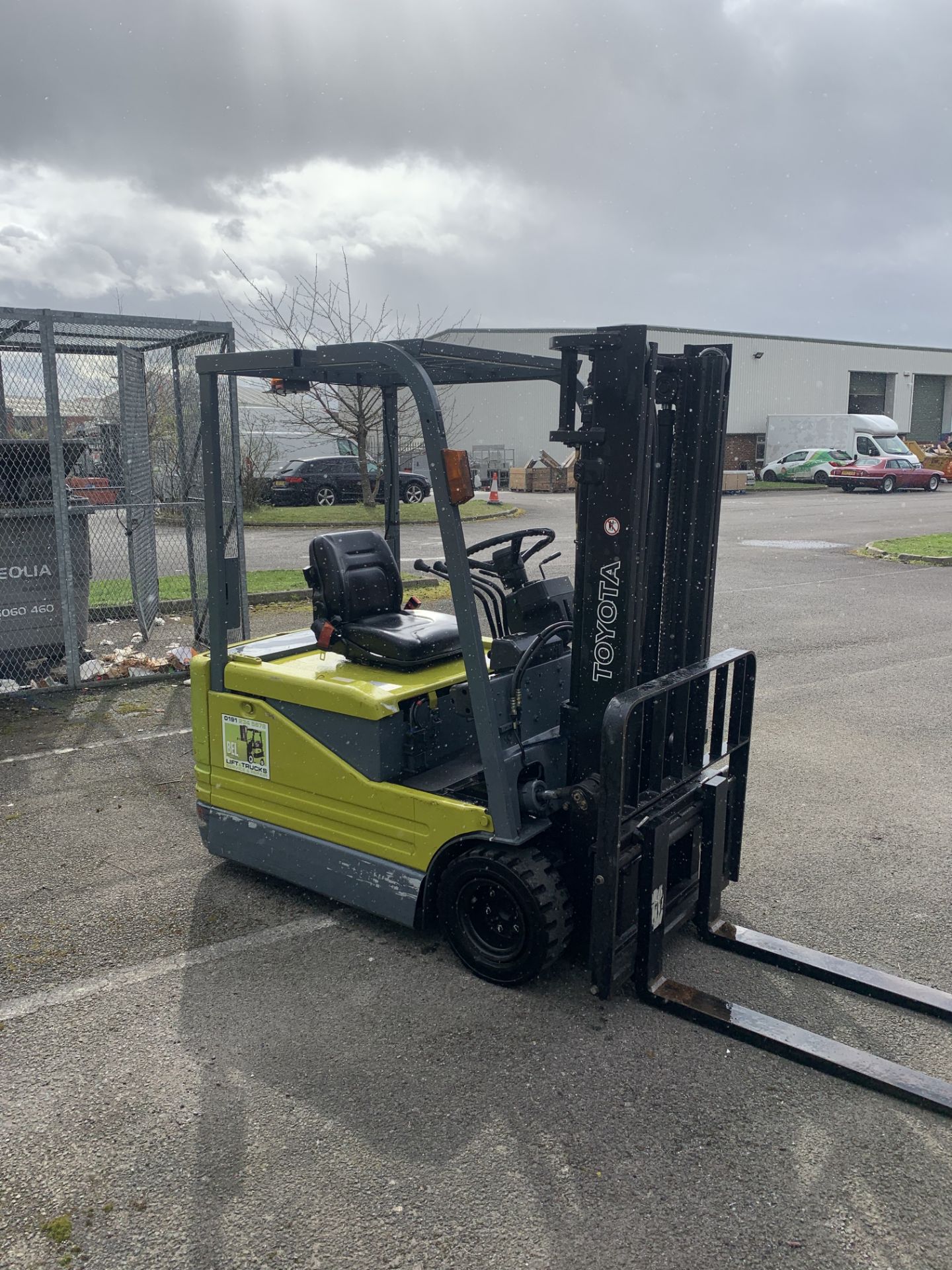 TOYOTA ELECTRIC FORKLIFT 1.75 TON LIFT WITH CHARGER.- NO VAT. - Image 3 of 6